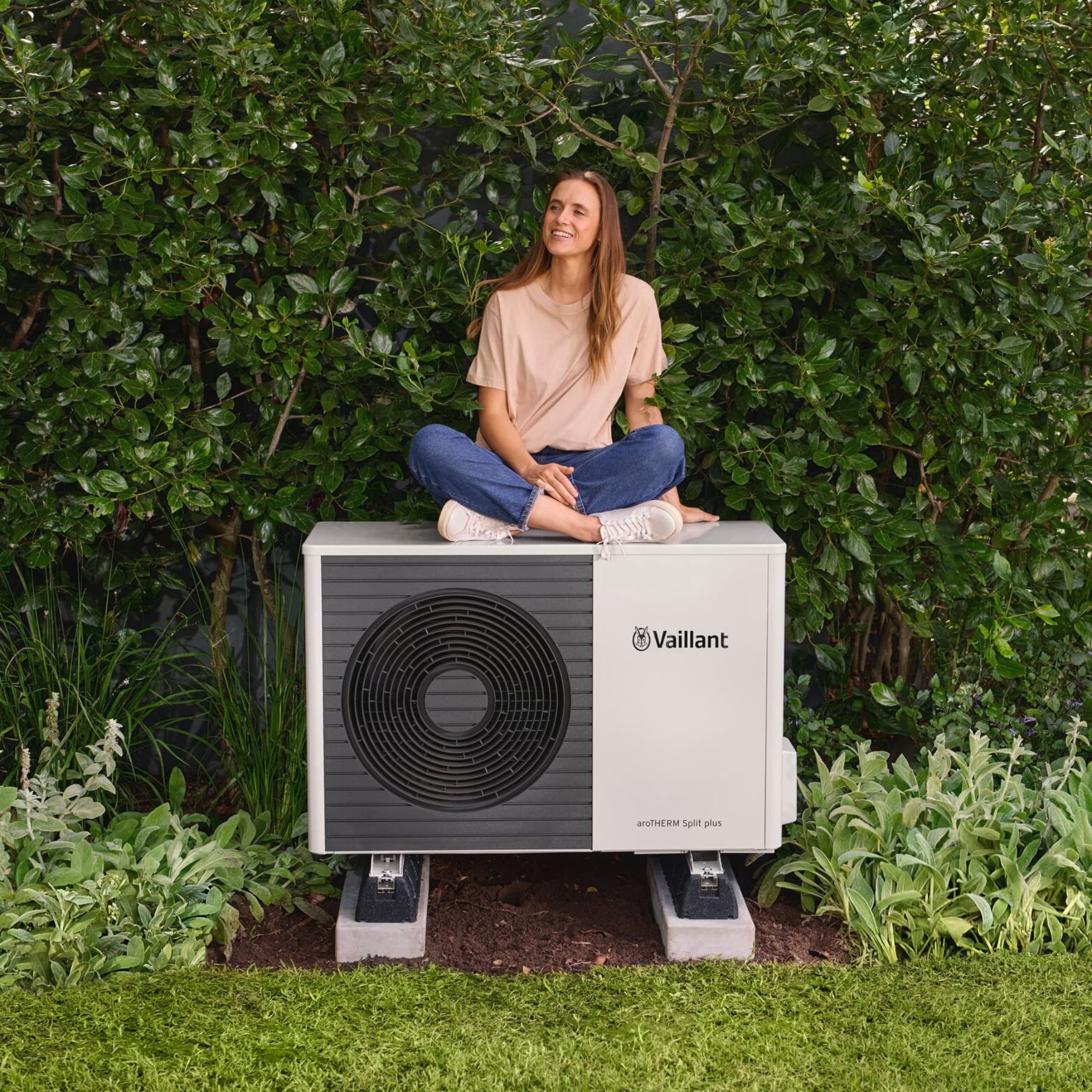 Vrouw zittend op een lucht-water warmtepomp