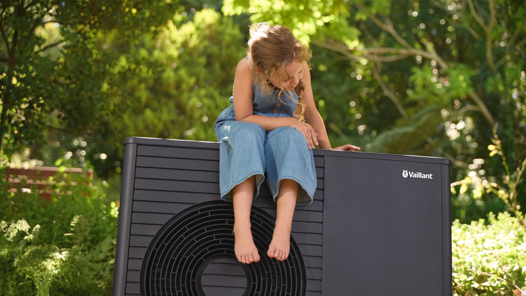een meisje dat op een warmtepomp zit