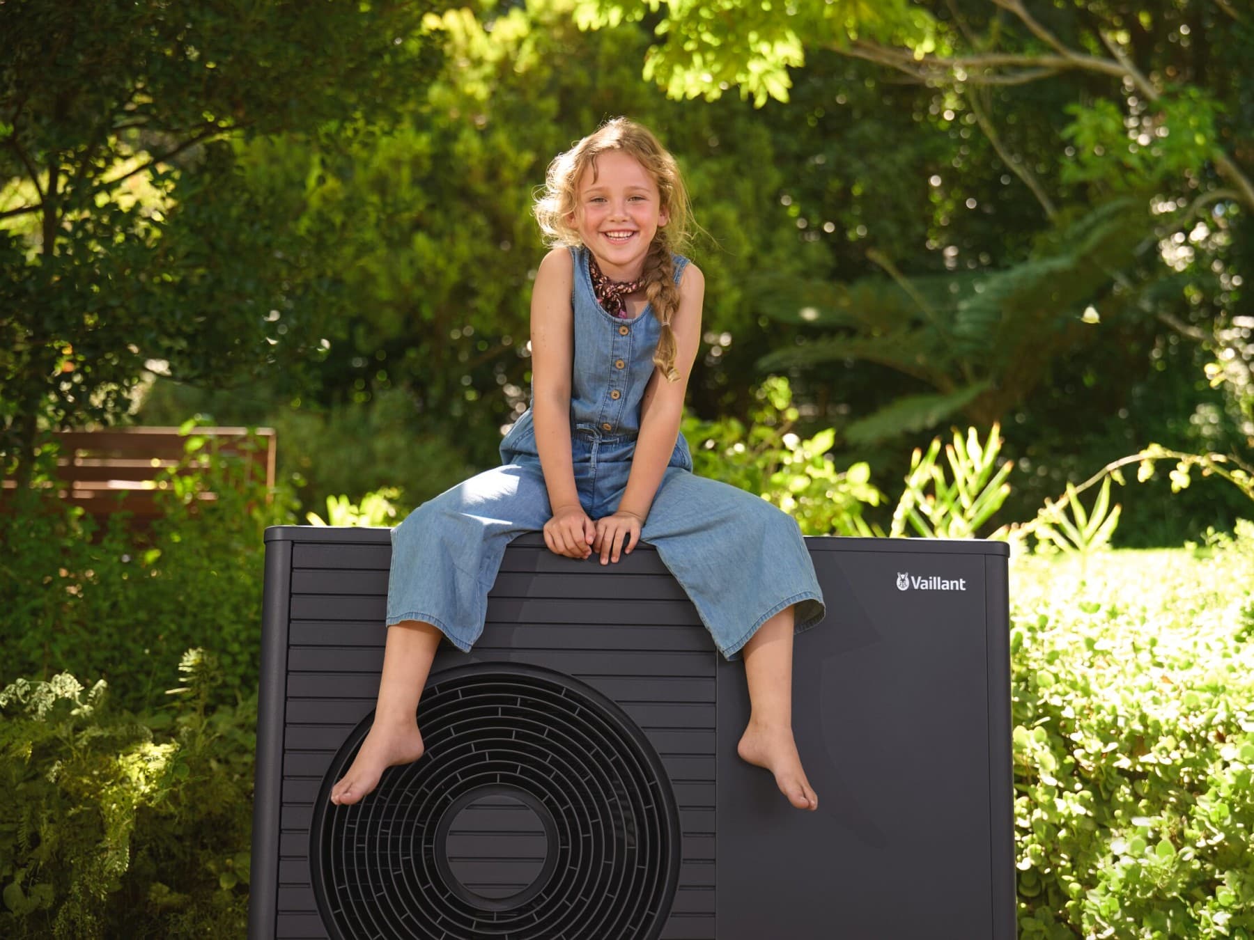 Meisje zittend op een warmtepomp