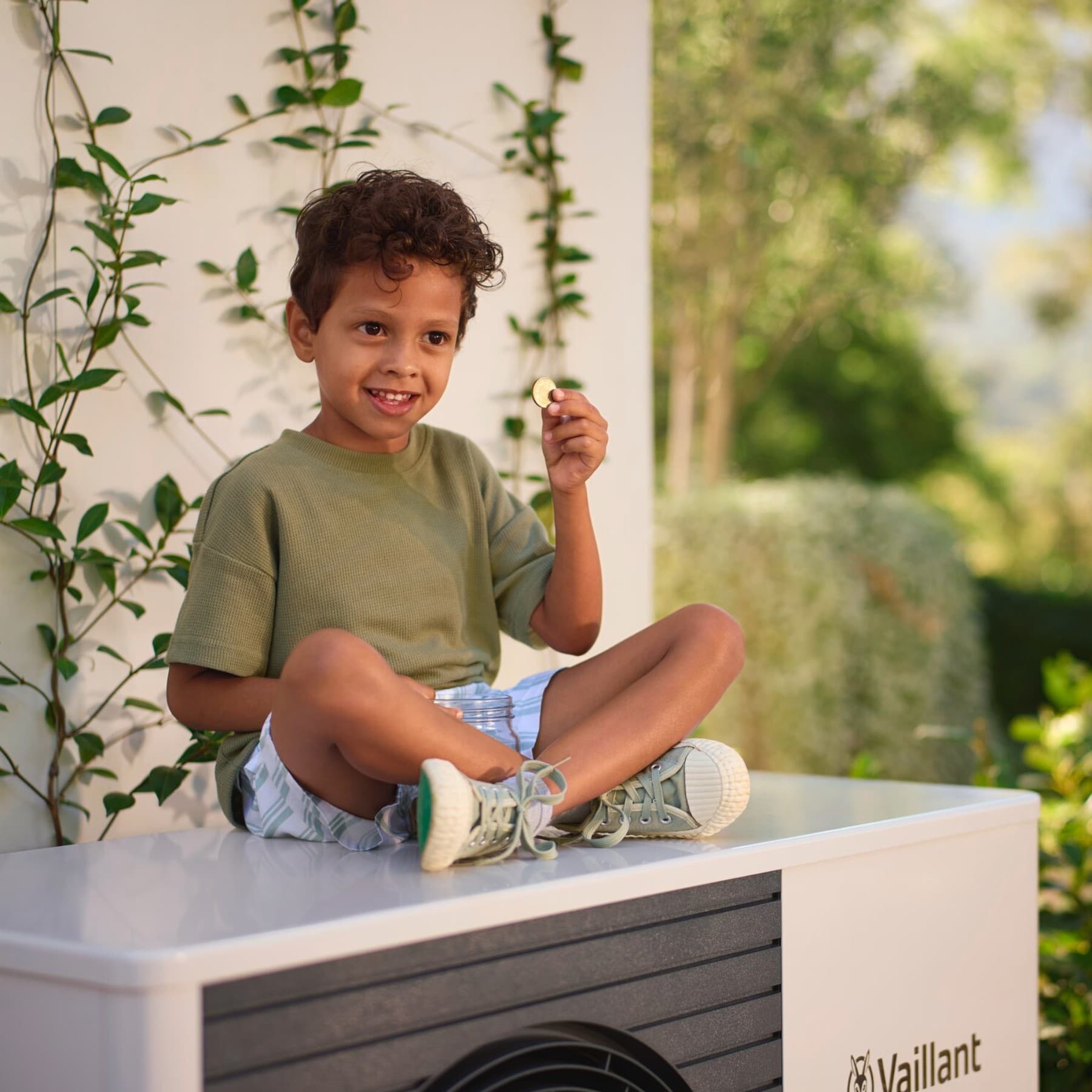 Jongen zit op warmtepomp in tuin