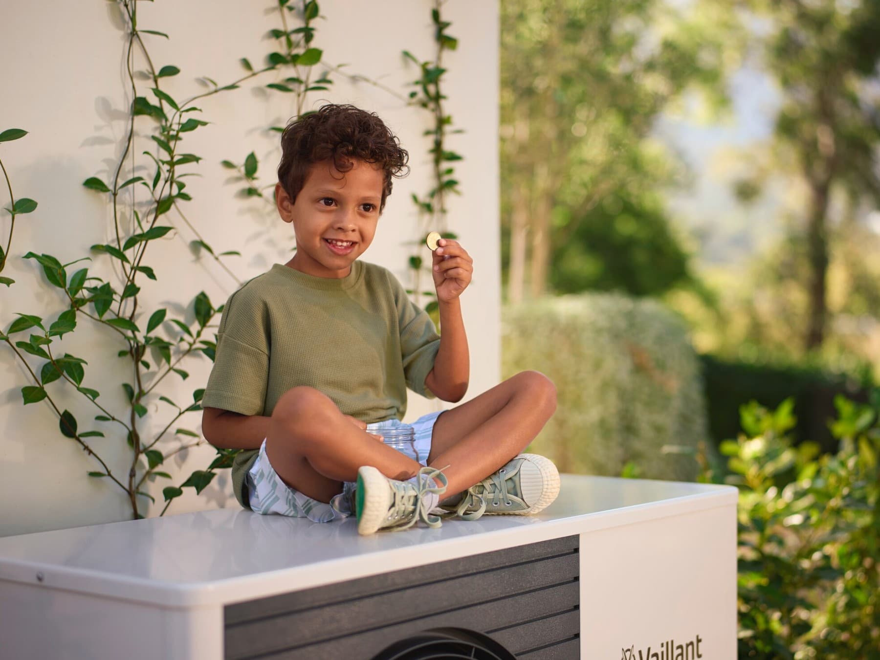 Kind zit op een warmtepomp en telt geld