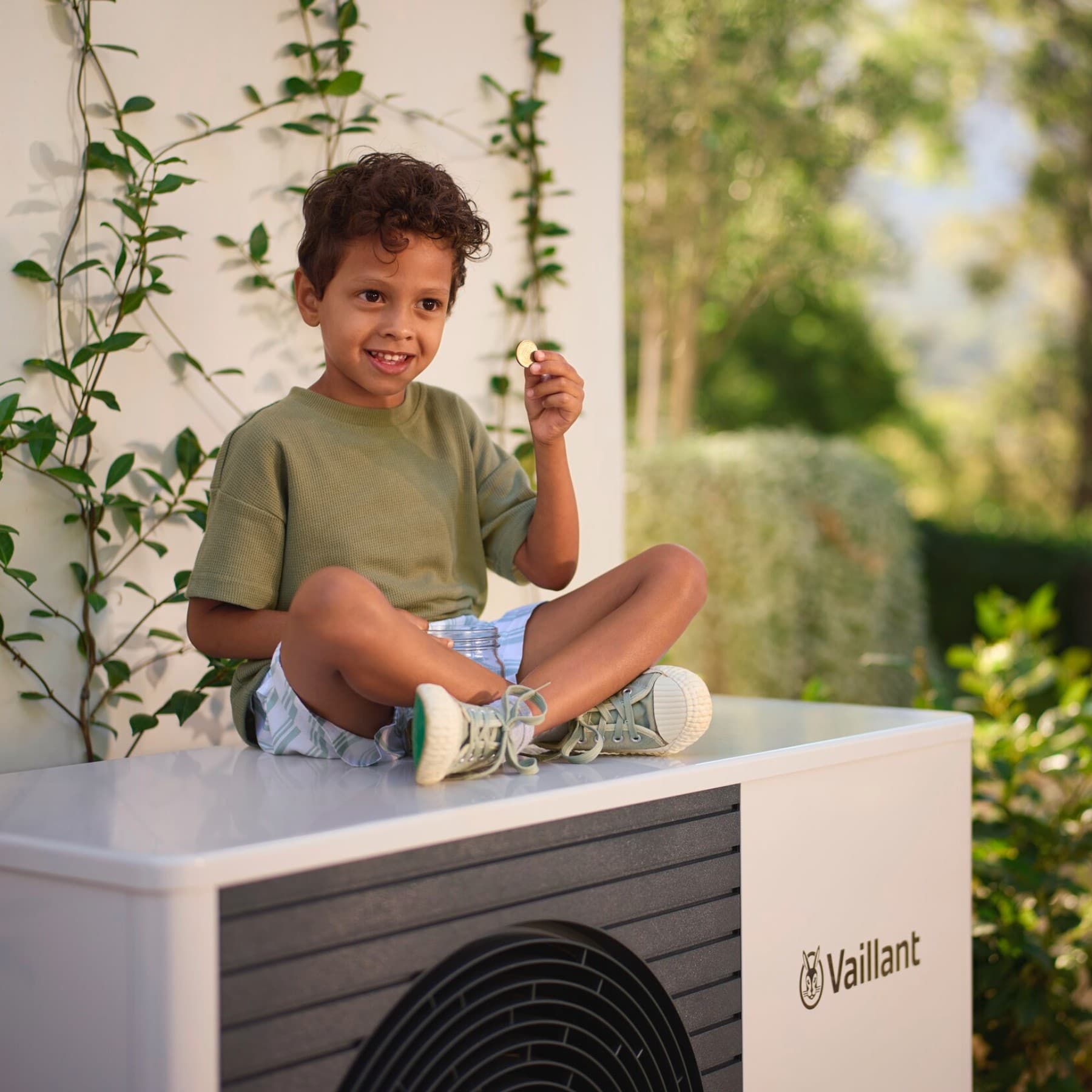 Kind zit op een warmtepomp en telt geld