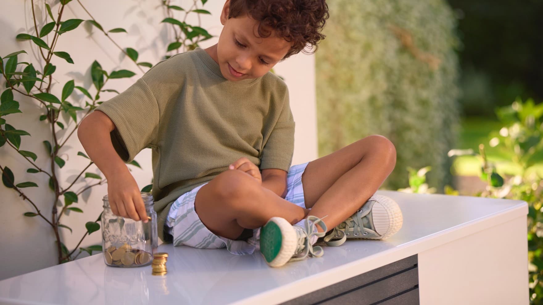 Kind zit op een warmtepomp