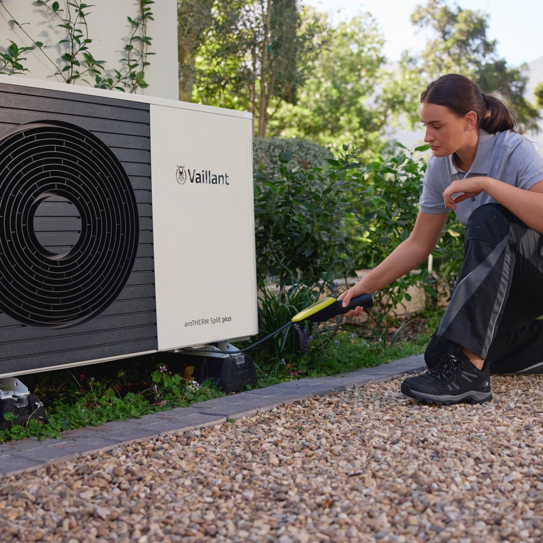 Installateur die aan een warmtepomp werkt