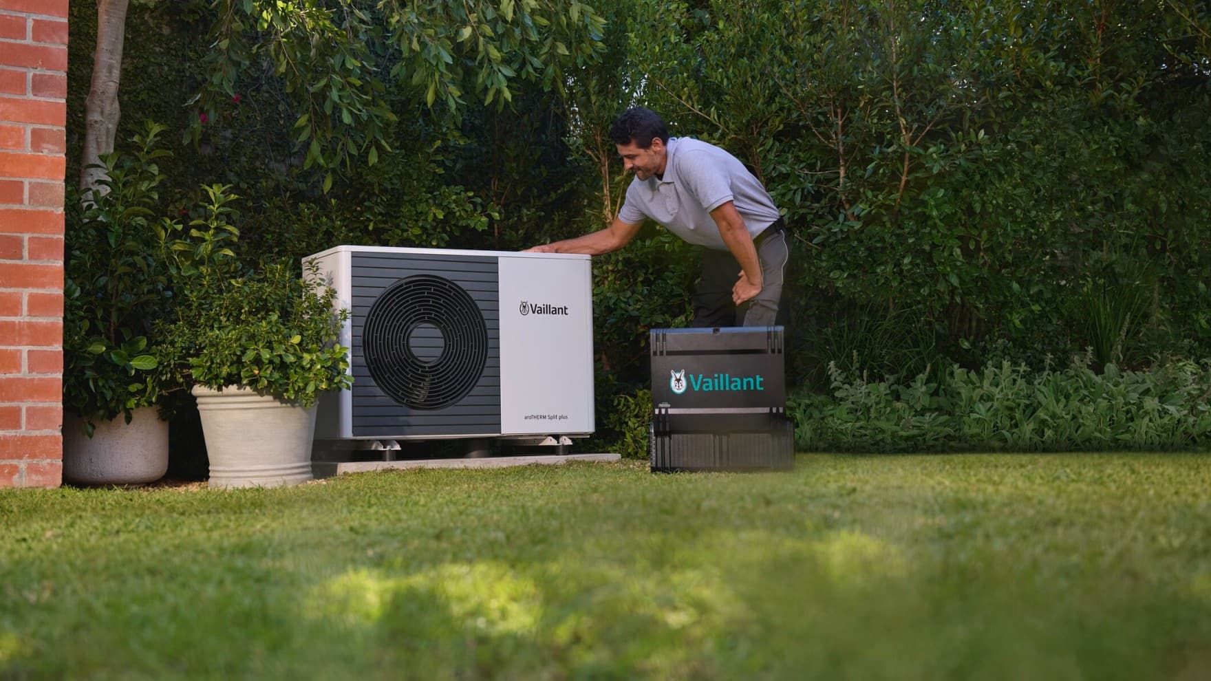 Installateurs plaatsen luchtwarmtepomp op zijn plaats