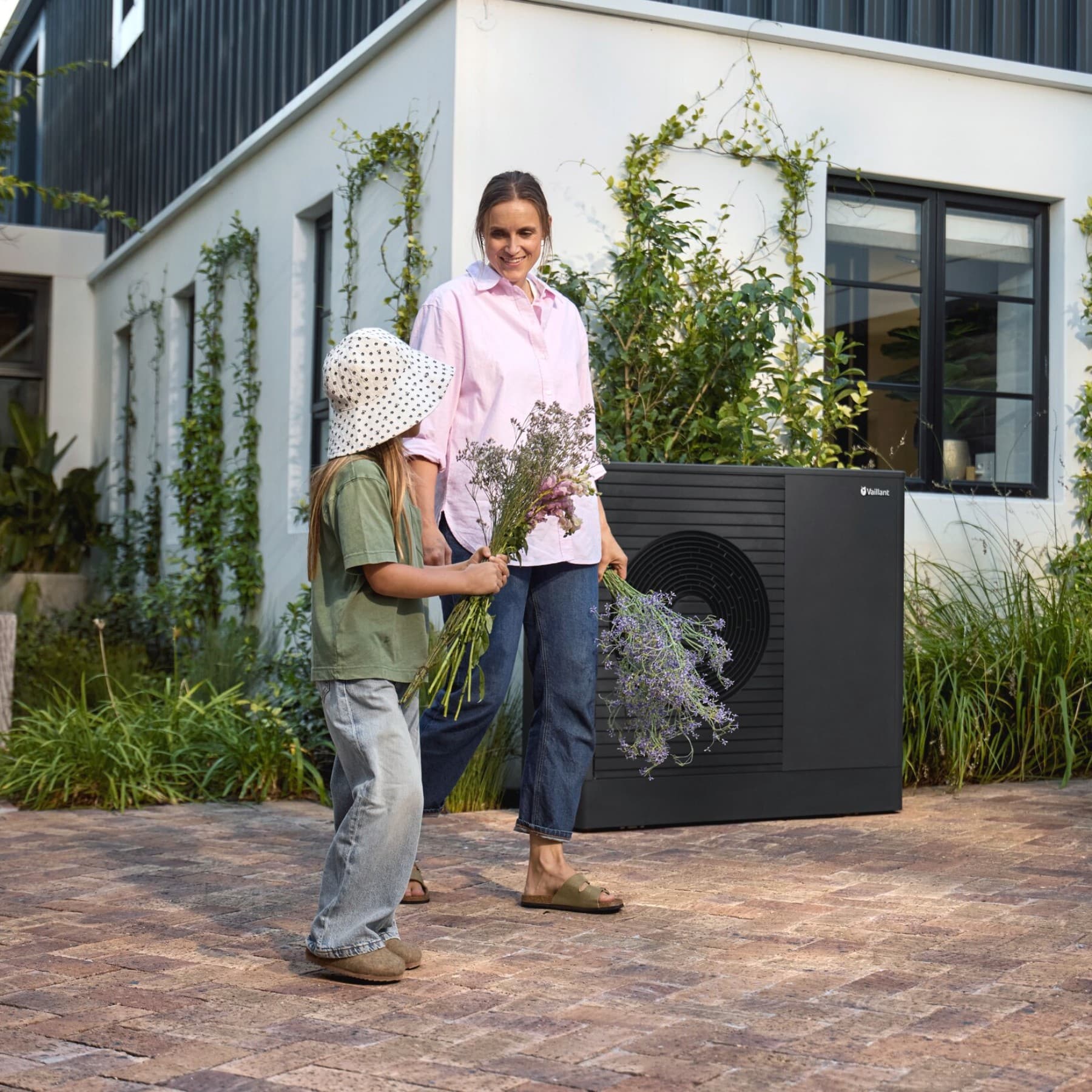 Moeder en dochter voor hun warmtepomp