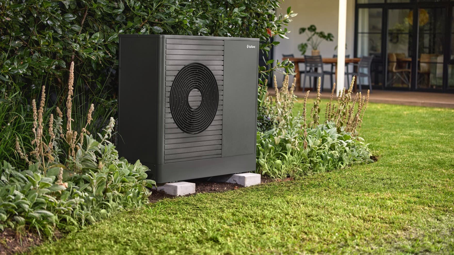 Buitenwarmtepomp in de tuin