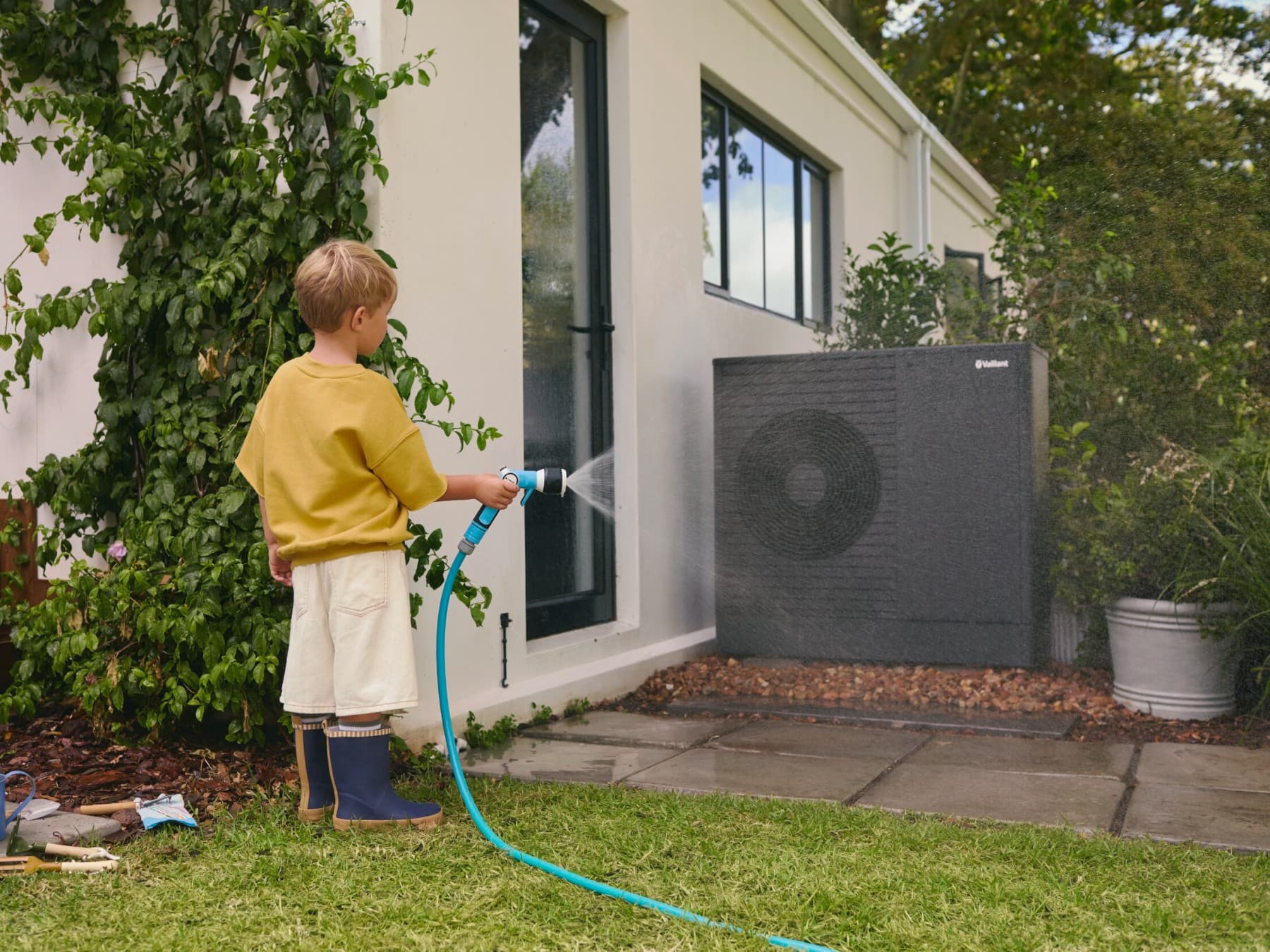 Kind speelt voor een warmtepomp met water