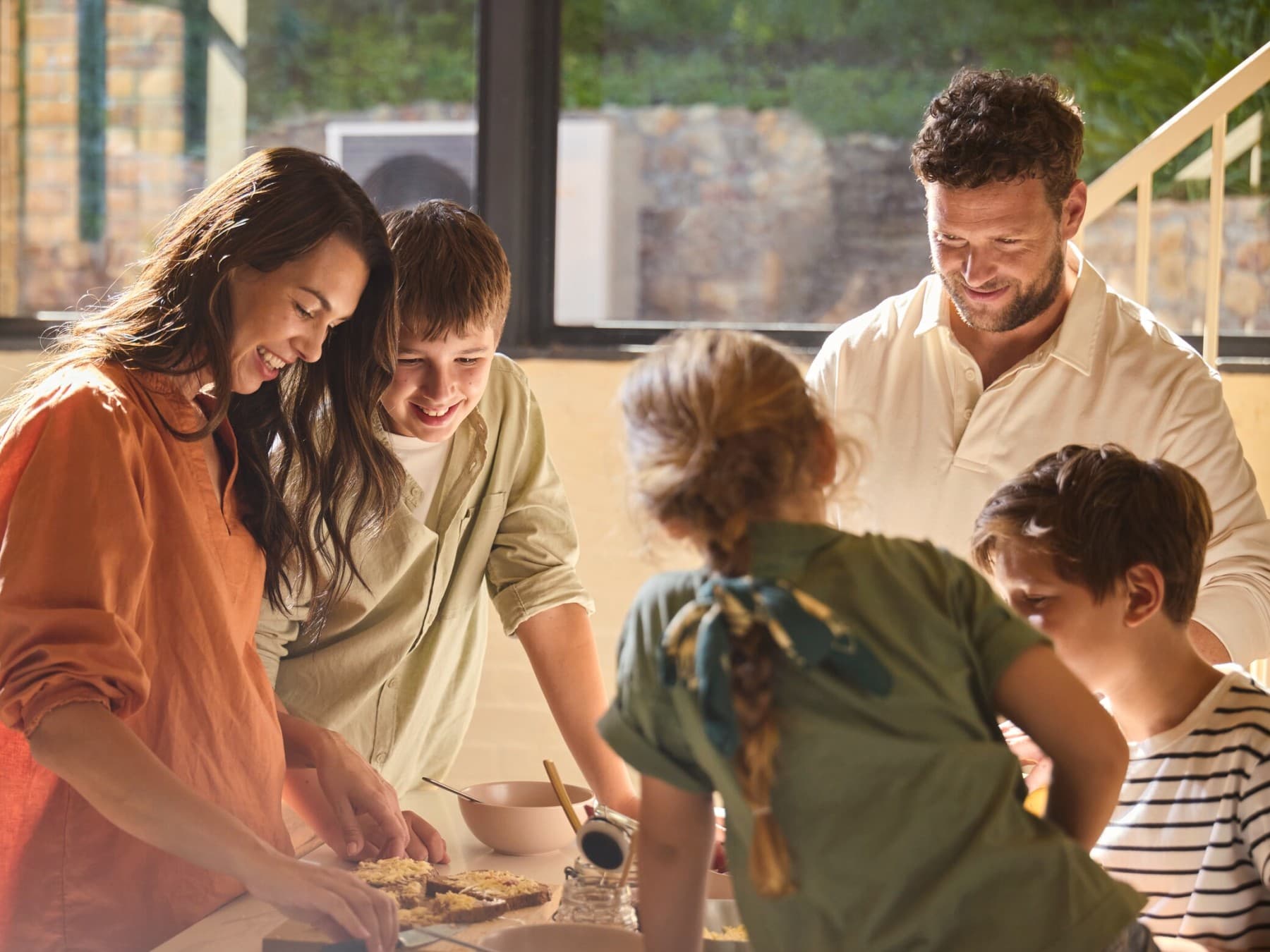 Een gezin dat een taart aansnijdt in hun keuken