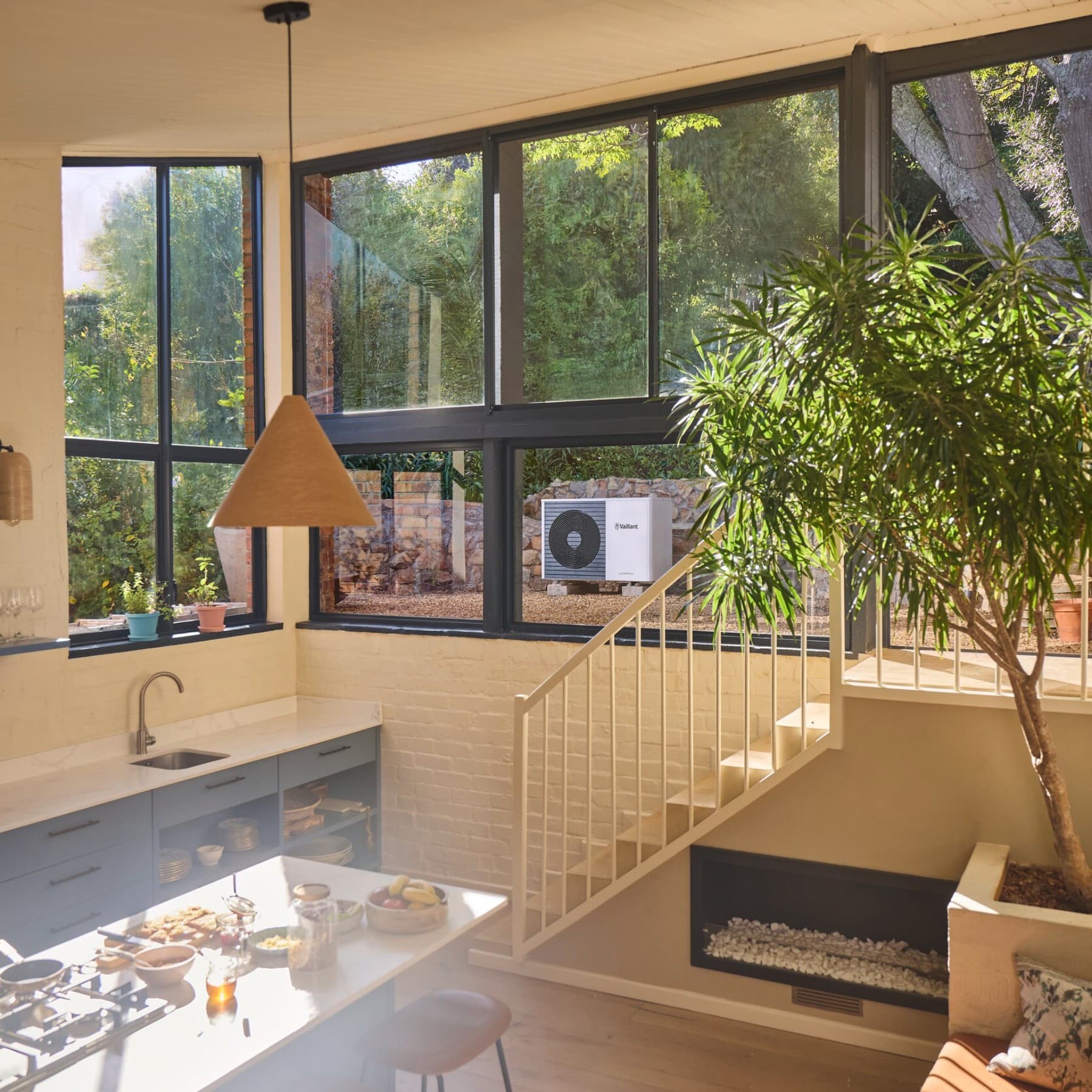 Vaillant-warmtepomp in de tuin zichtbaar door het raam