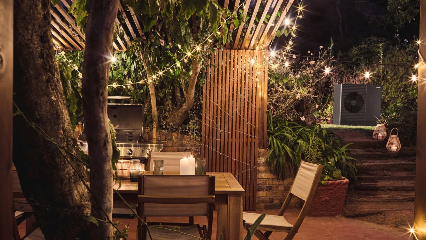 Verlichte vrijstaande woning bij nacht