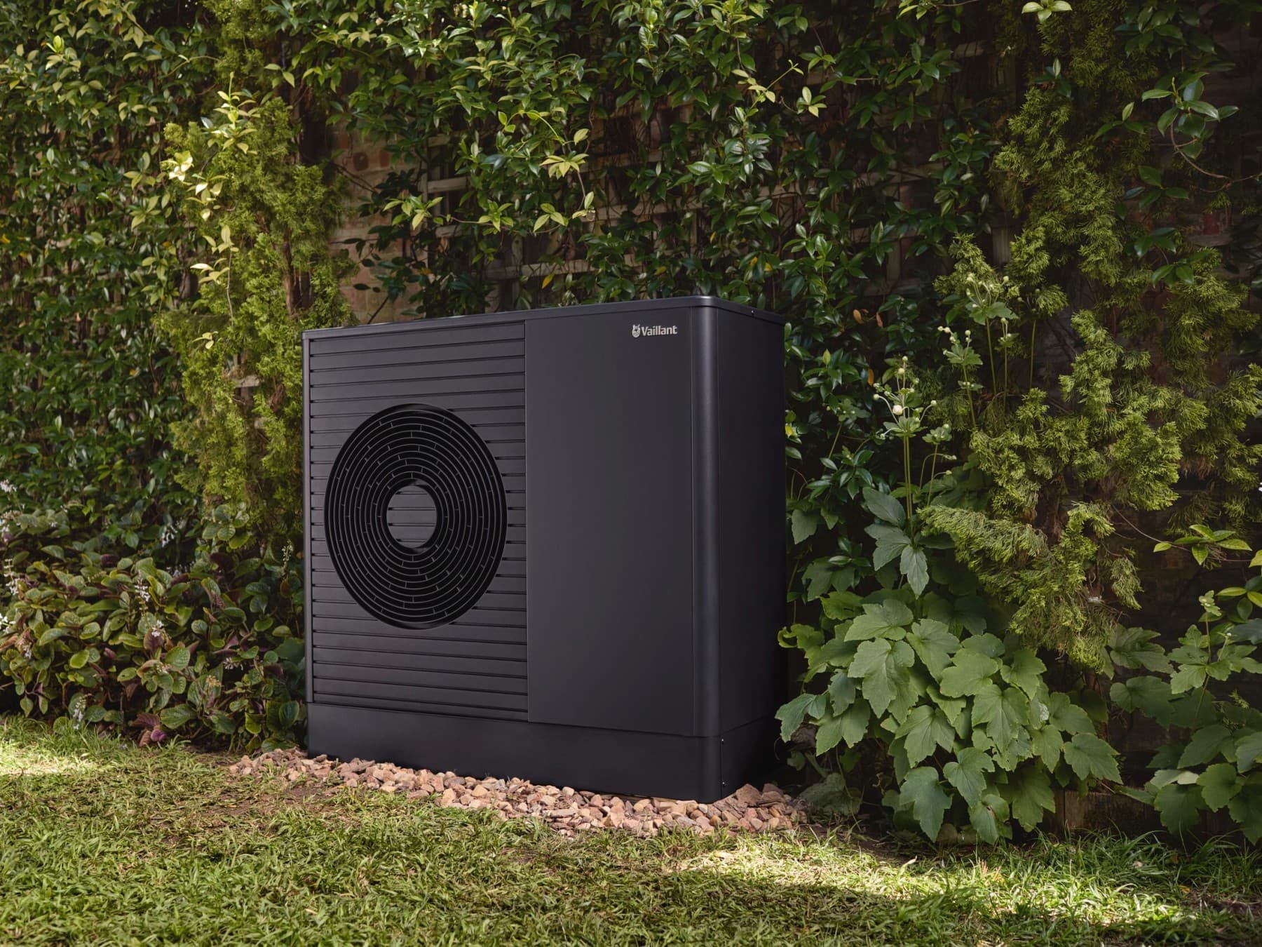 aroTHERM pro warmtepomp in een tuin