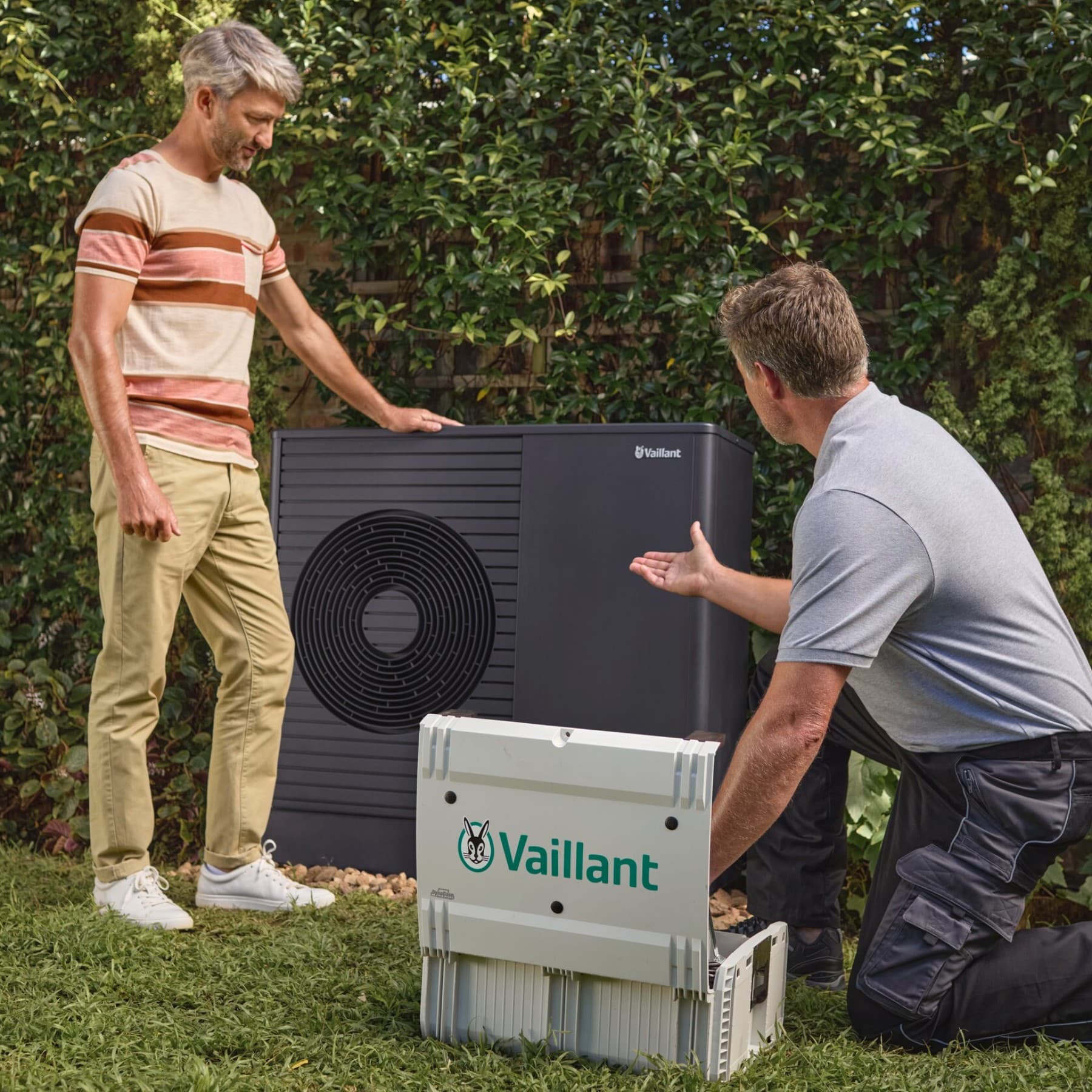 Installateur die warmtepomp repareert