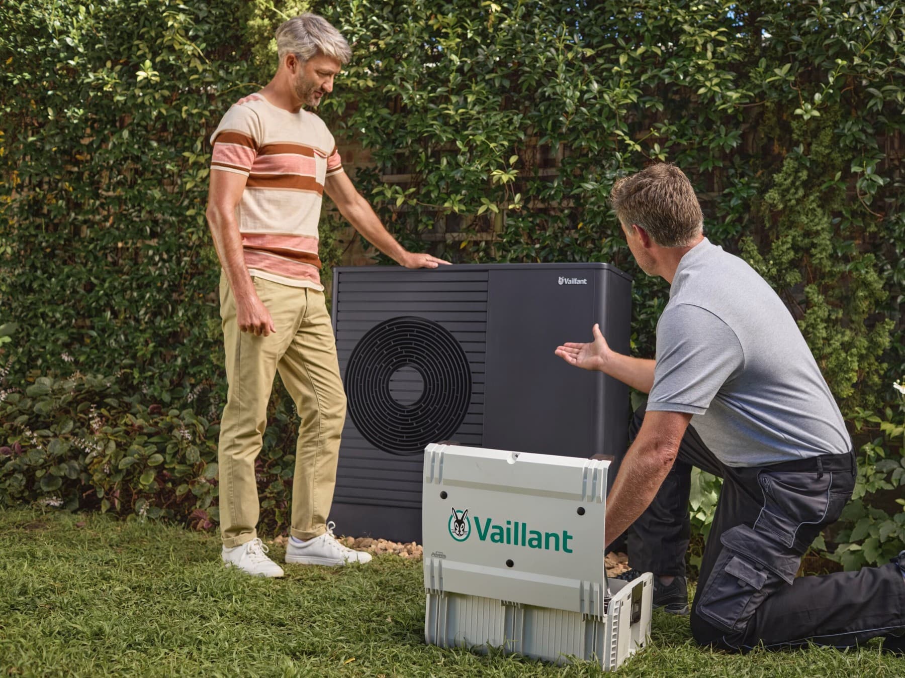 Vaillant-installateur is bezig met onderhoud aan warmtepomp