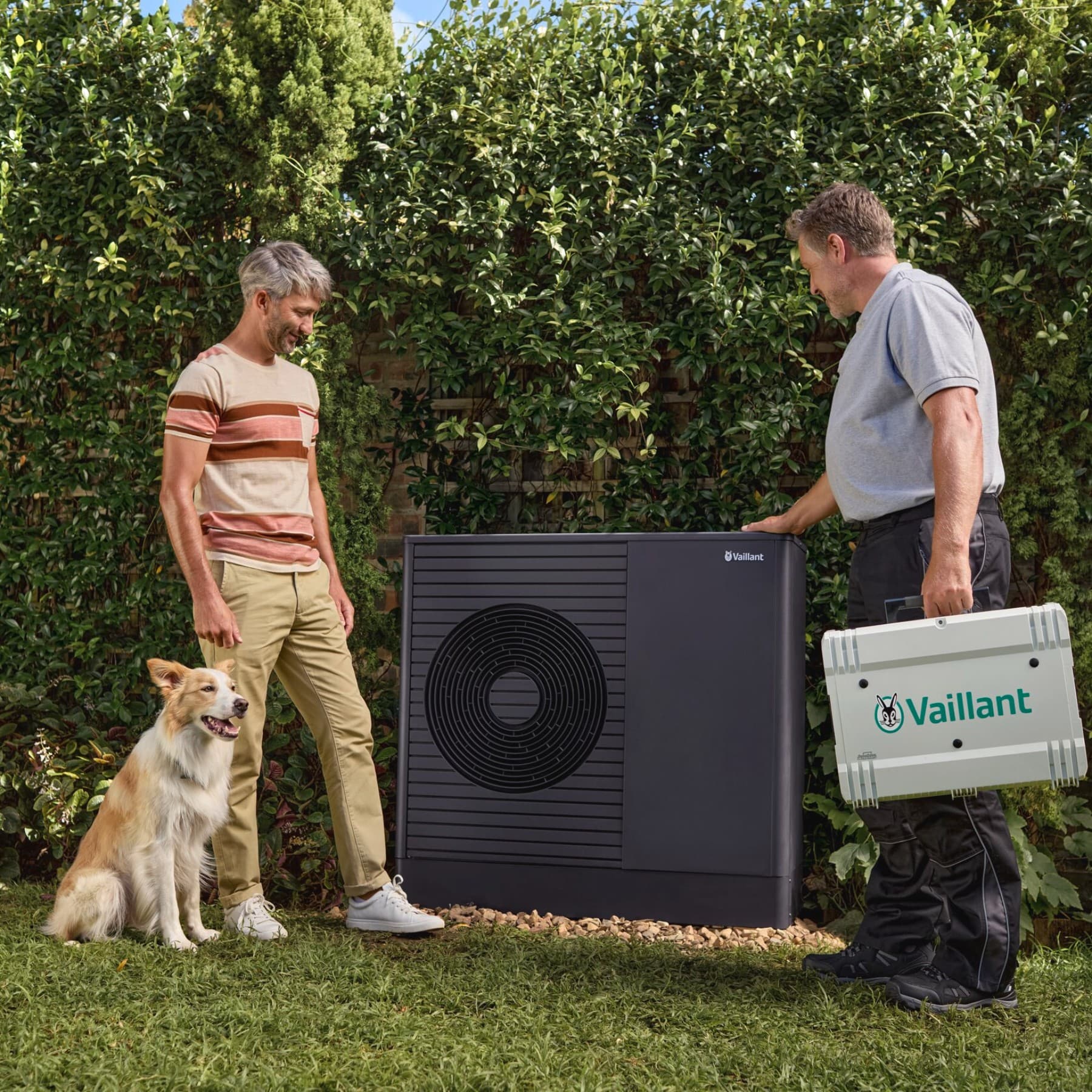 Installateur en man voor een warmtepomp