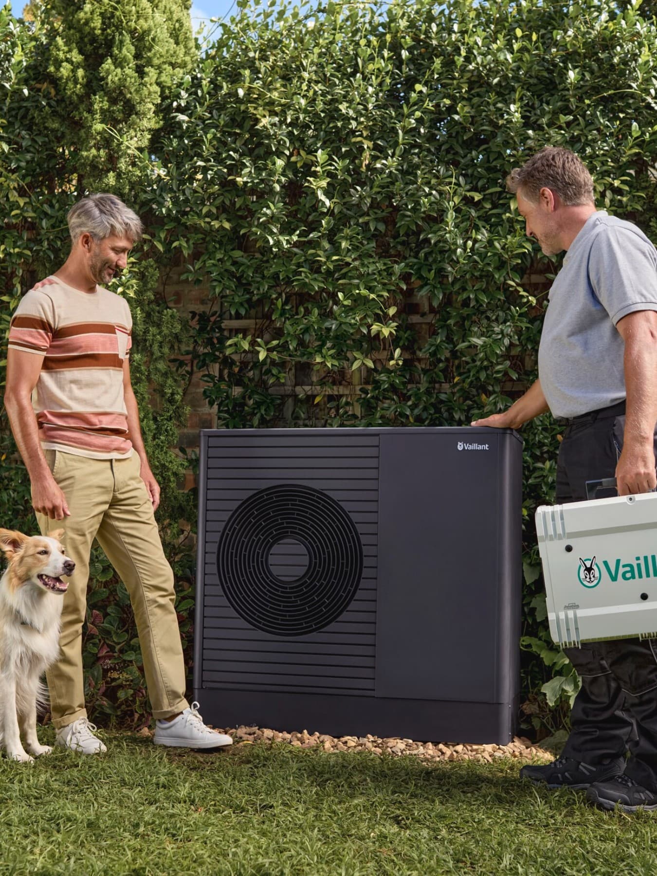 Een installateur controleert een warmtepomp met een gereedschap.
