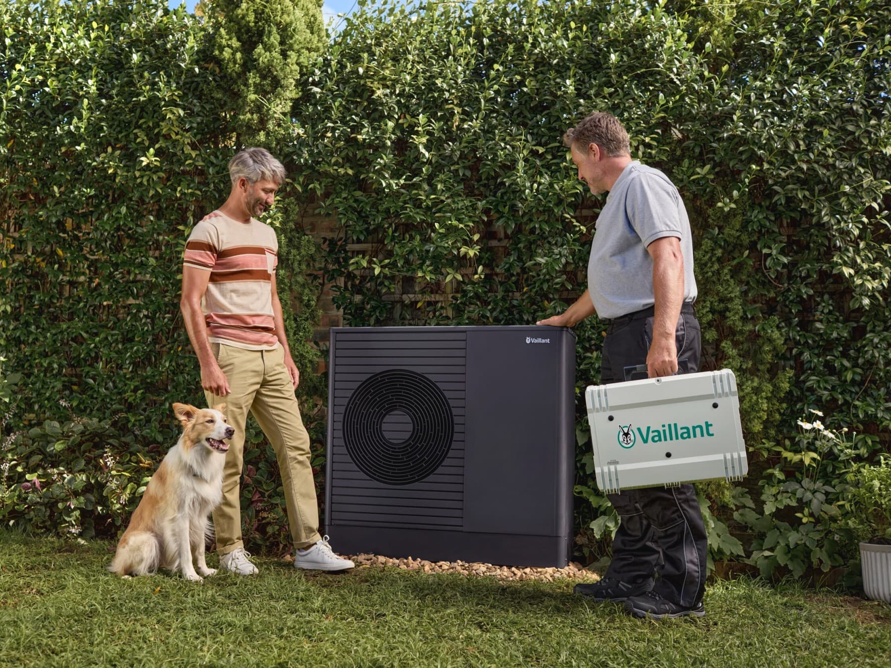 Installateur van Vaillant voert warmtepomp onderhoud uit