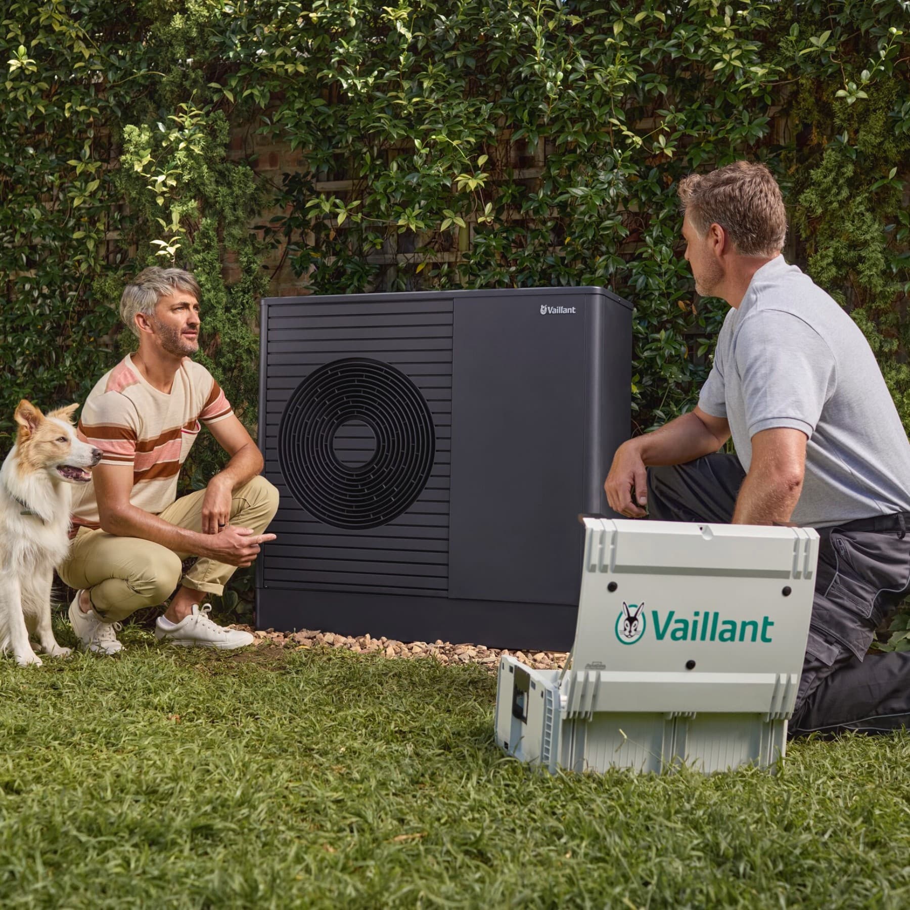 Man met hond en installateur voor een warmtepomp