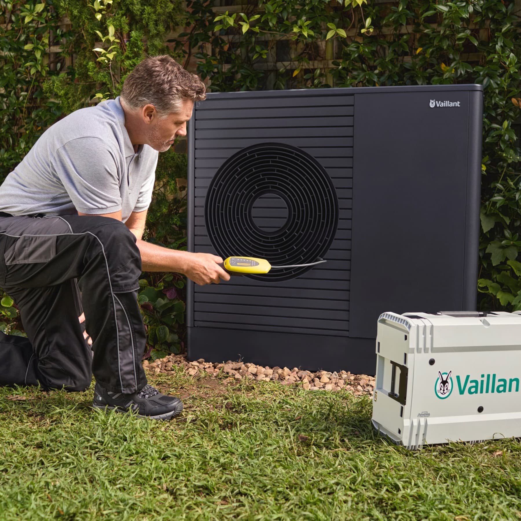 Installateur controleert een warmtepomp