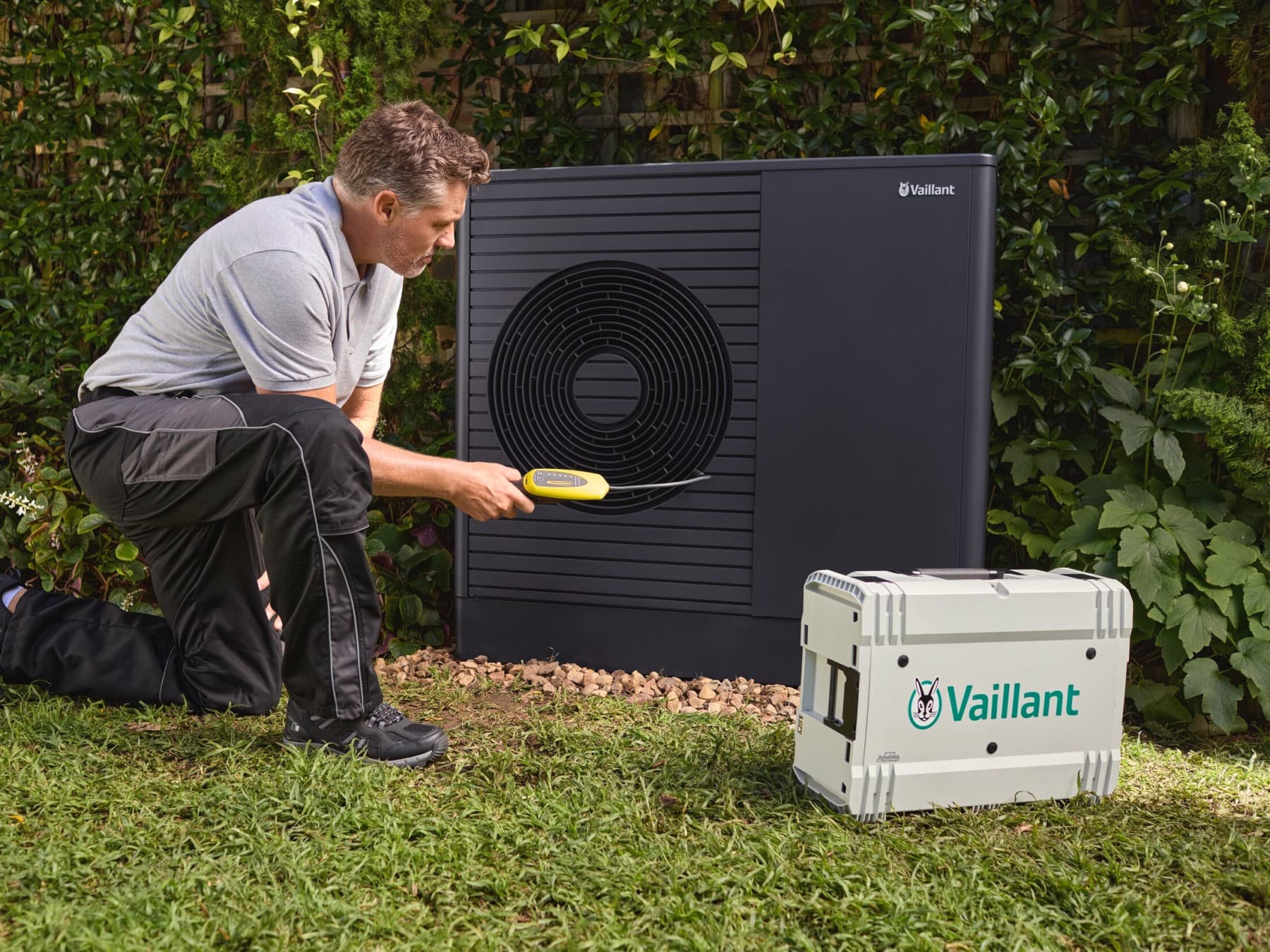 Een Vaillant-expert die een warmtepomp repareert.