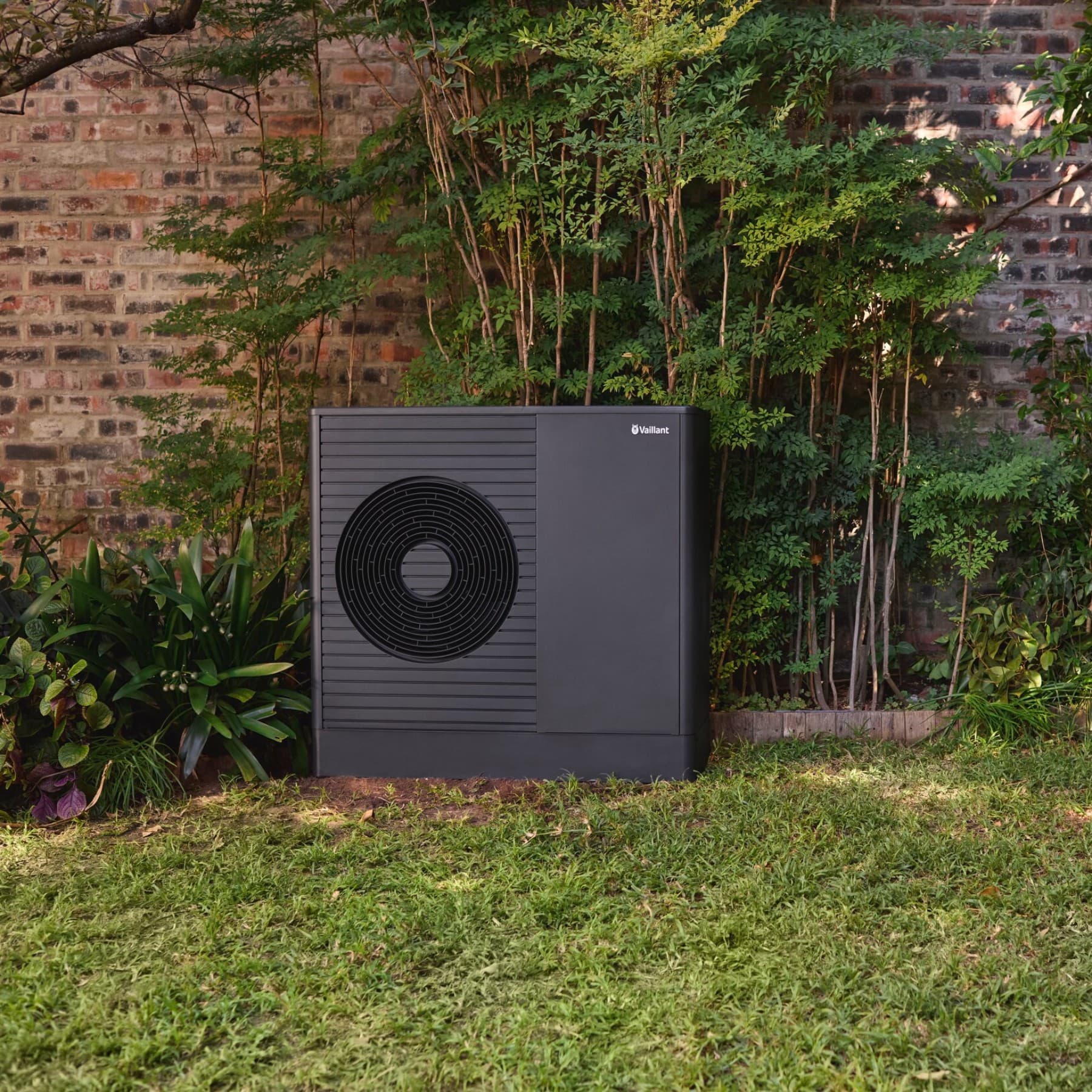 Een warmtepomp buitenunit in een tuin