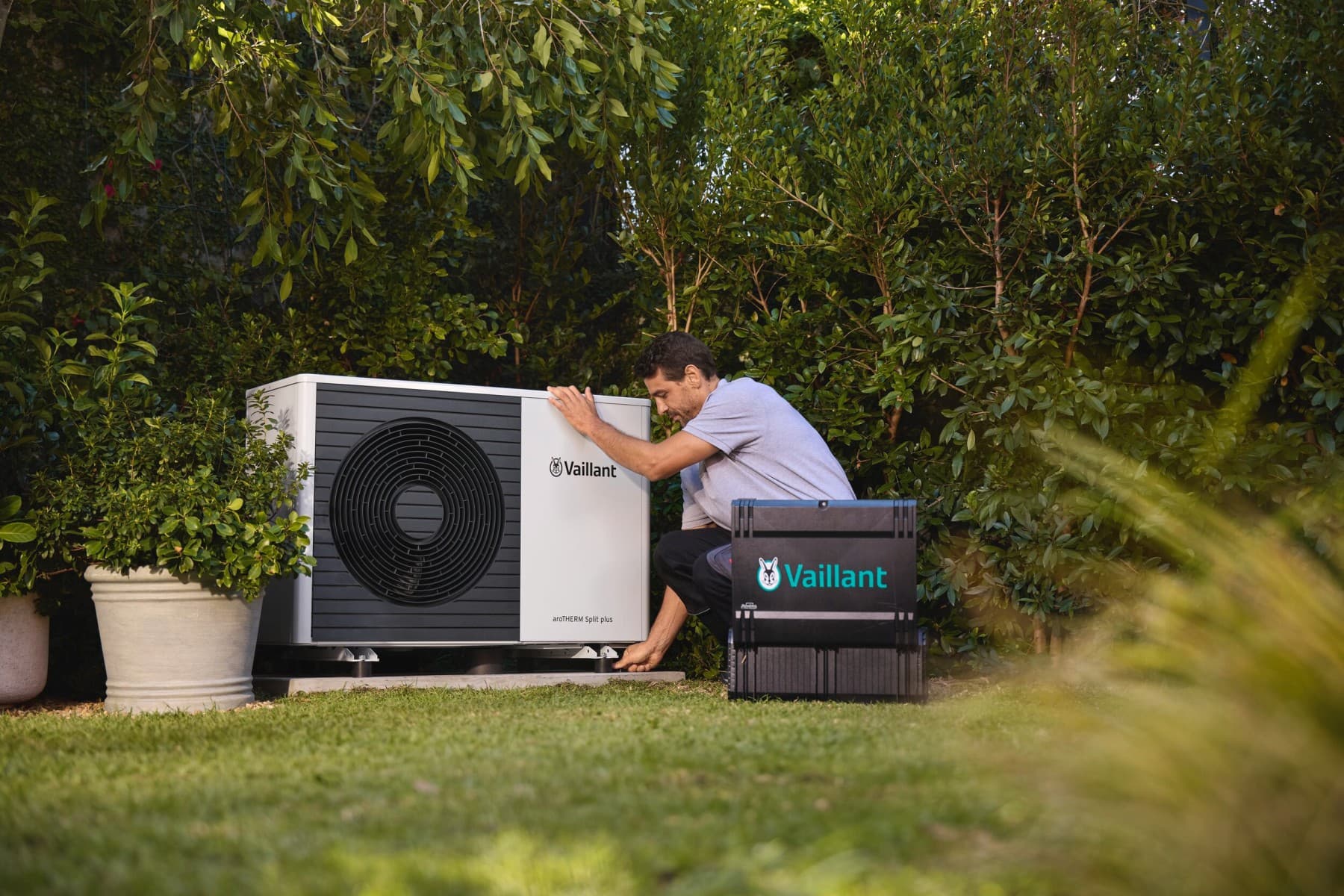 Installateur onderhoudt een warmtepomp