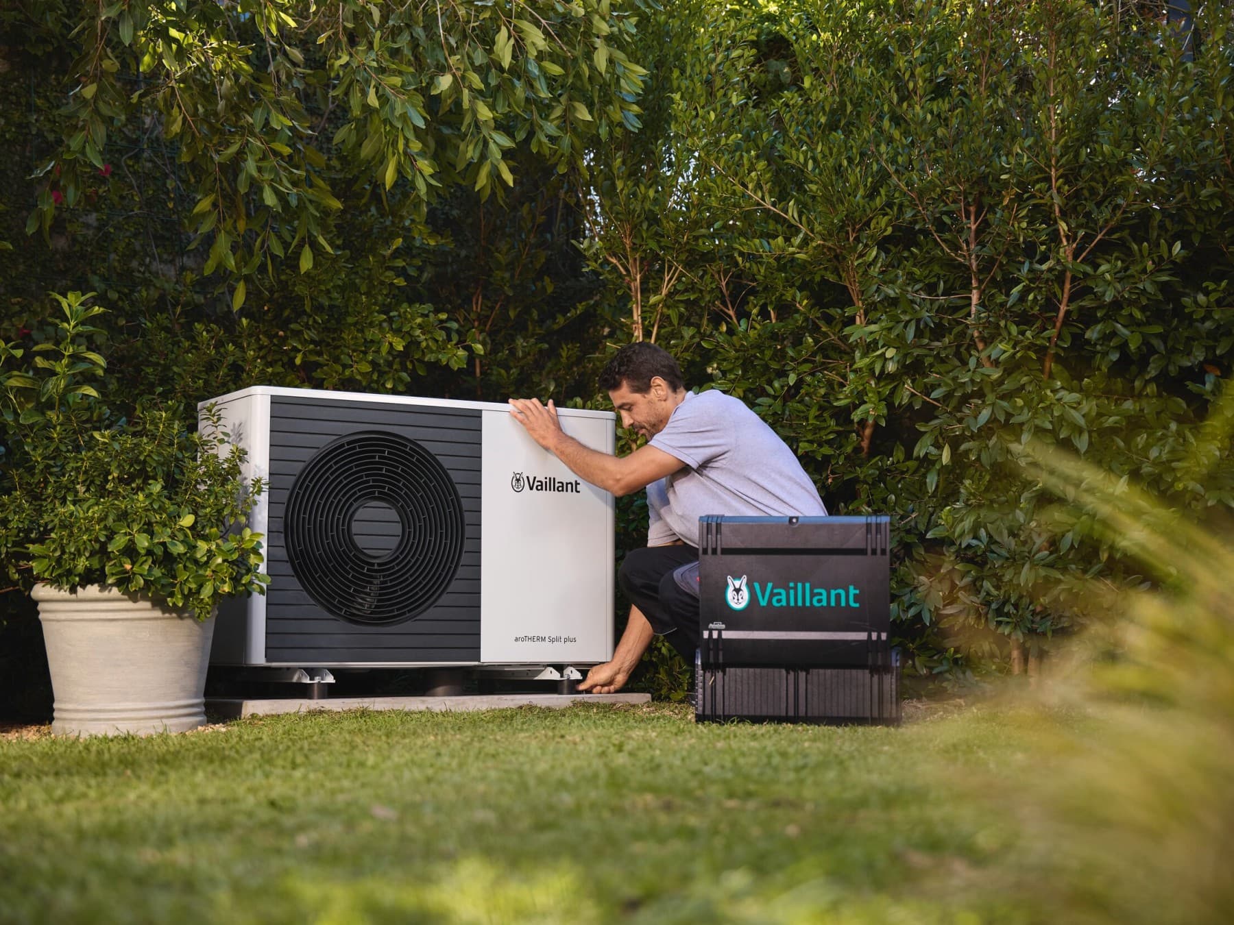 Een installateur die een warmtepomp onderhoudt