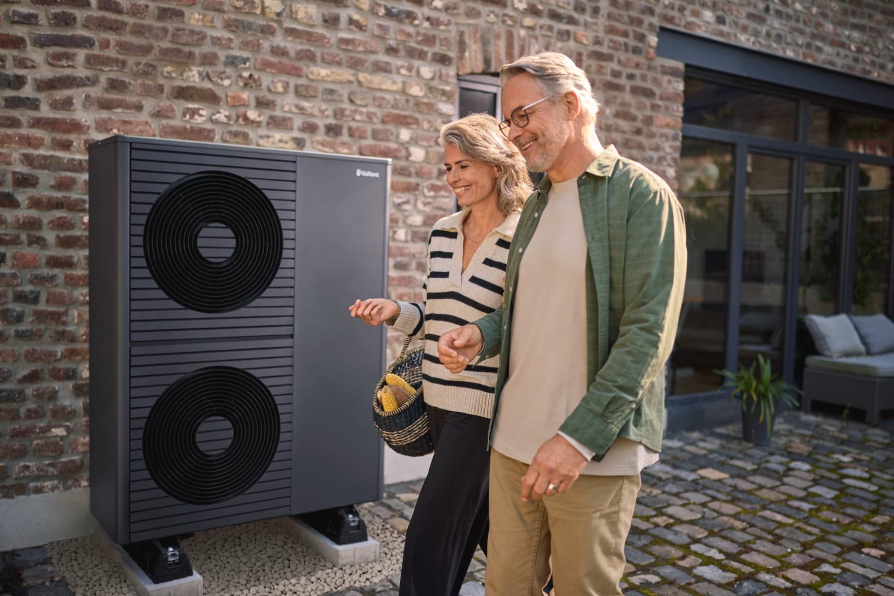 Een stel loopt langs uw warmtepomp.