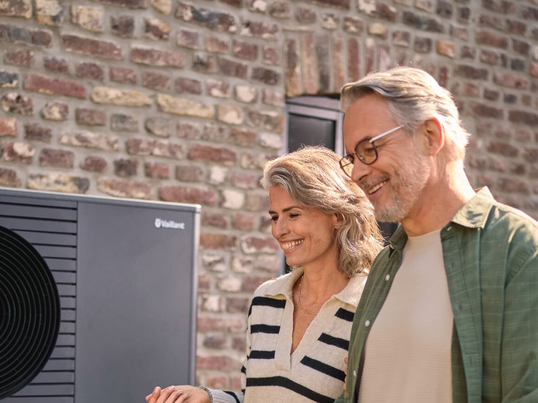 Koppel van middelbare leeftijd voor een Vaillant-warmtepomp