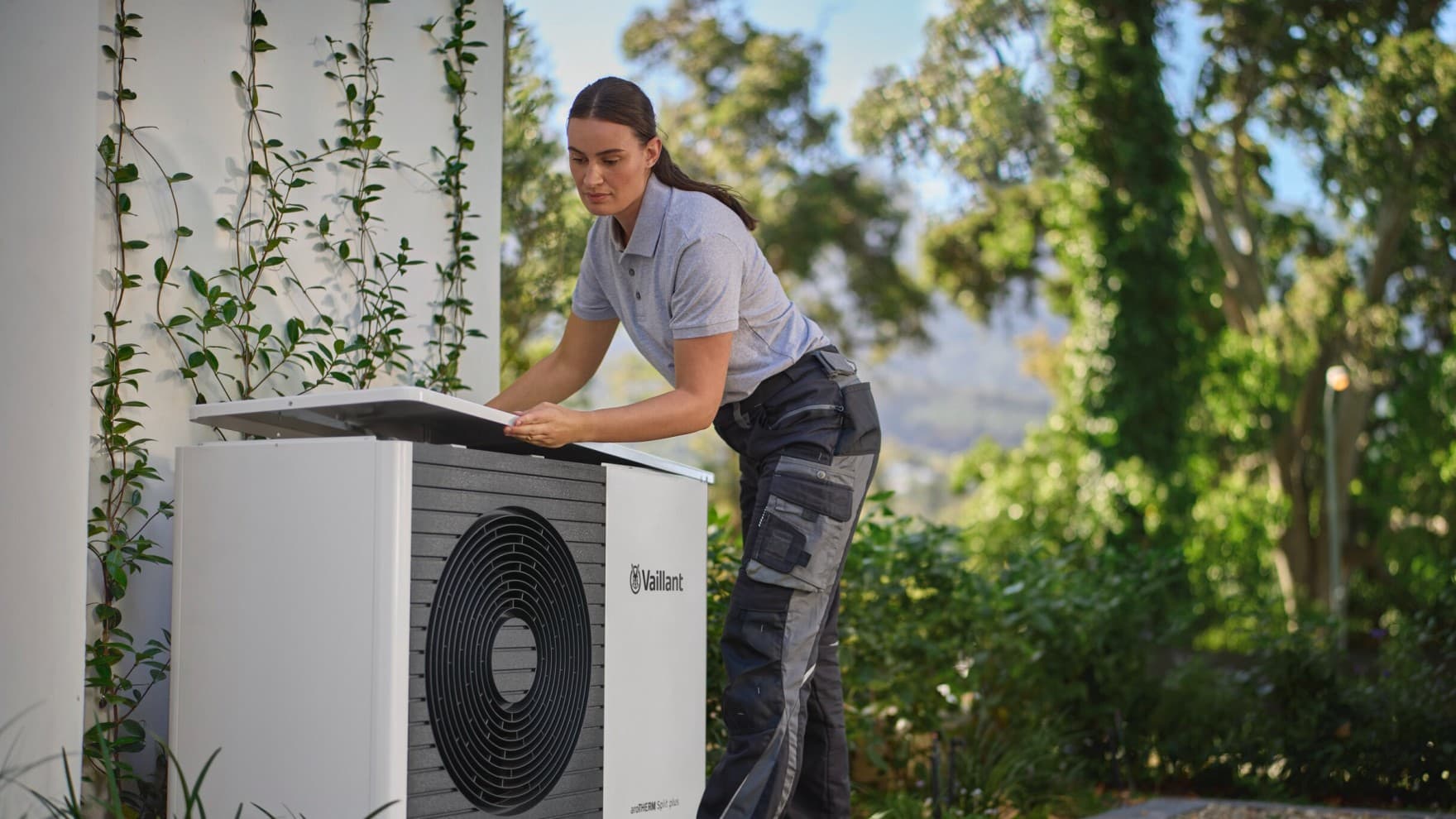 Installateur plaatst een aroTHERM Split plus warmtepomp.