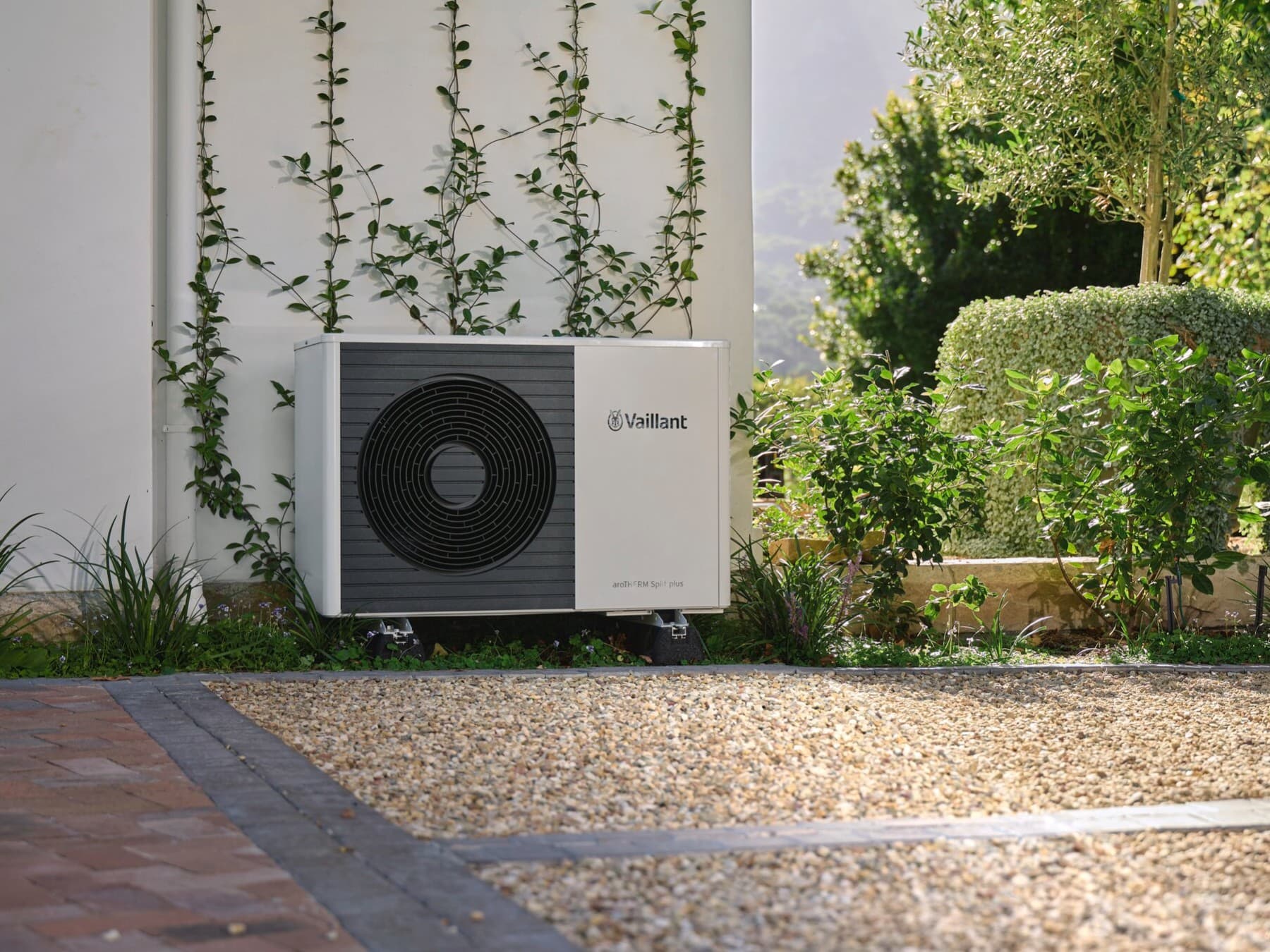 Vaillant-warmtepomp voor een muur in een tuin