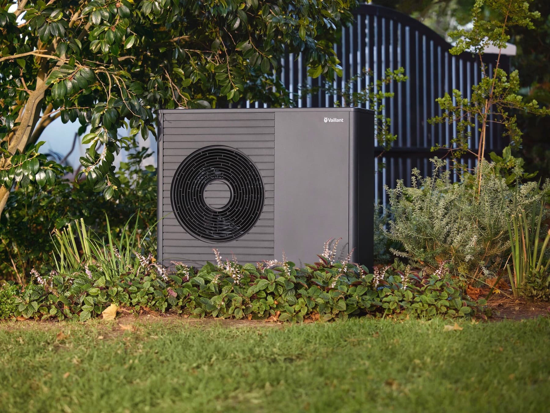 warmtepomp in een achtertuin.