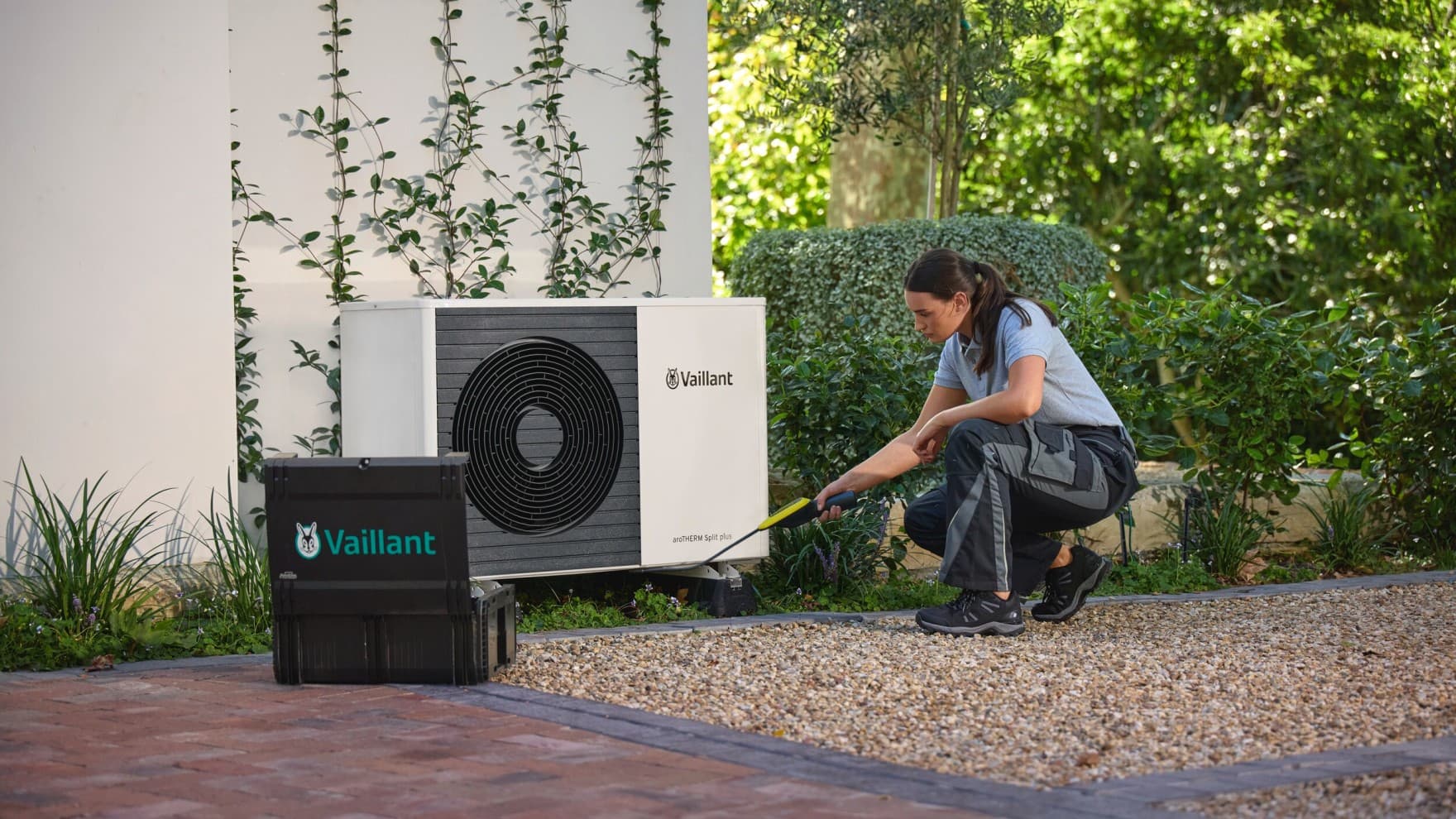 Installateur plaatst een aroTHERM Split plus warmtepomp.