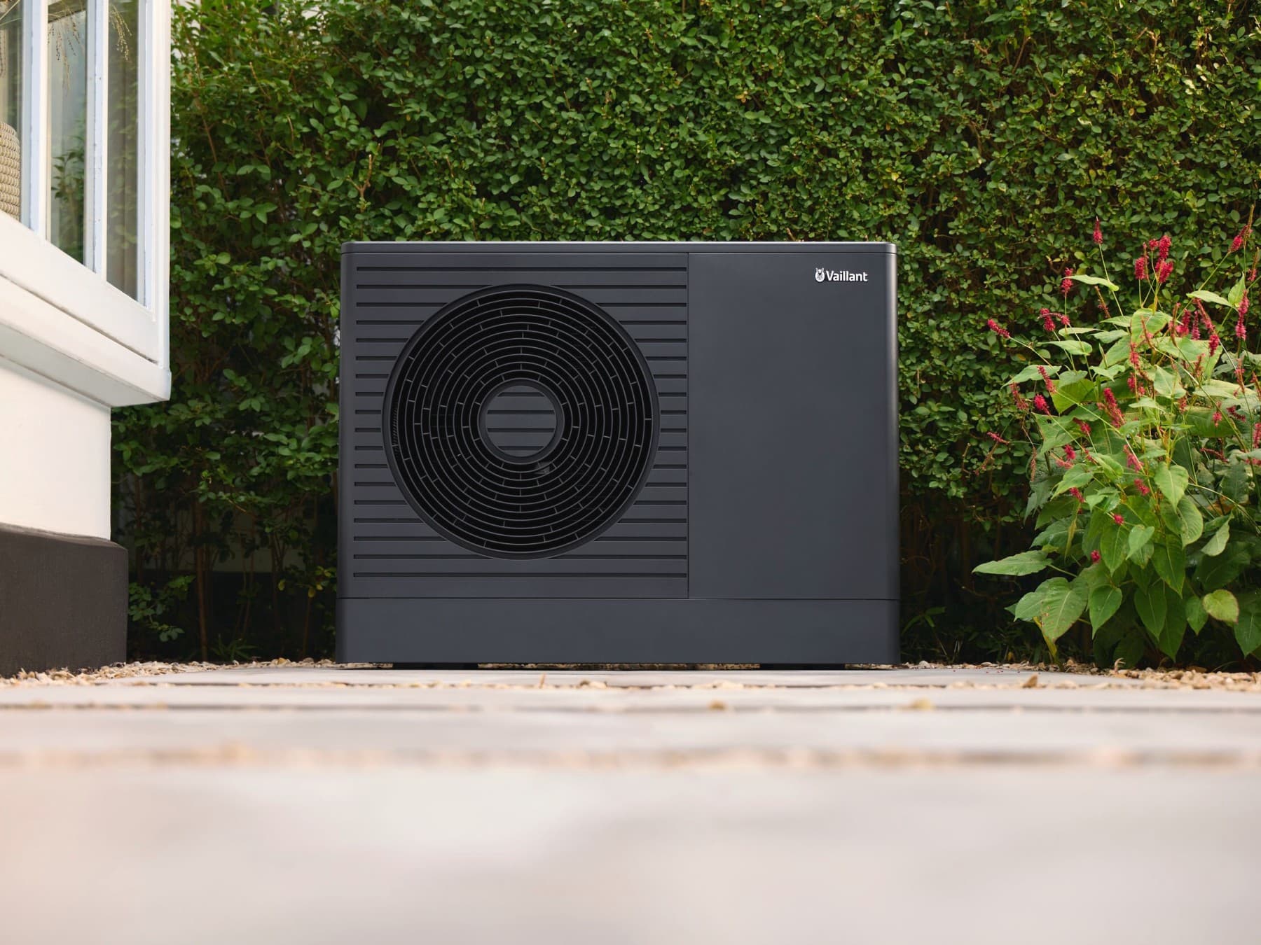 Warmtepomp van vaillant in een tuin