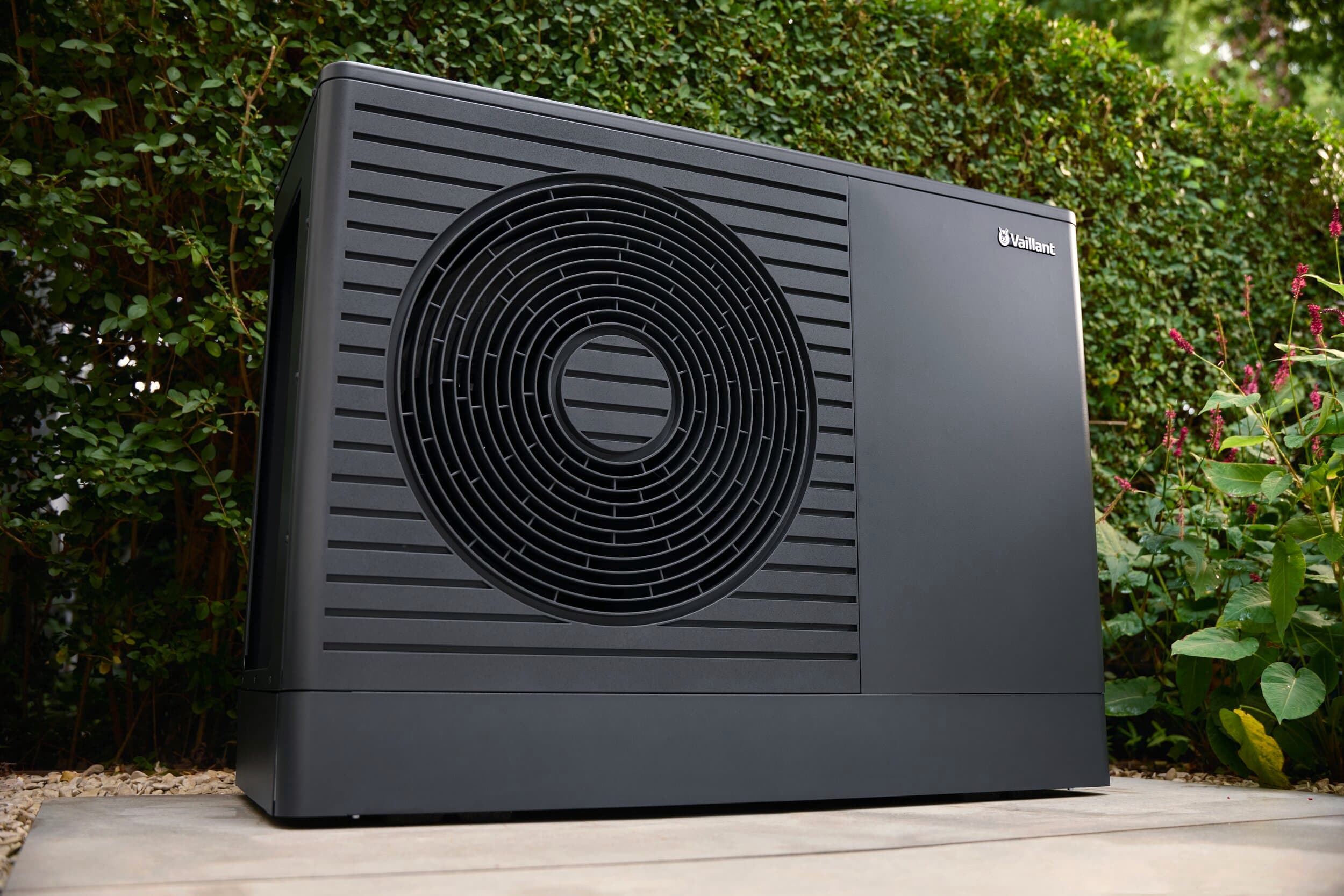 Warmtepomp in een tuin