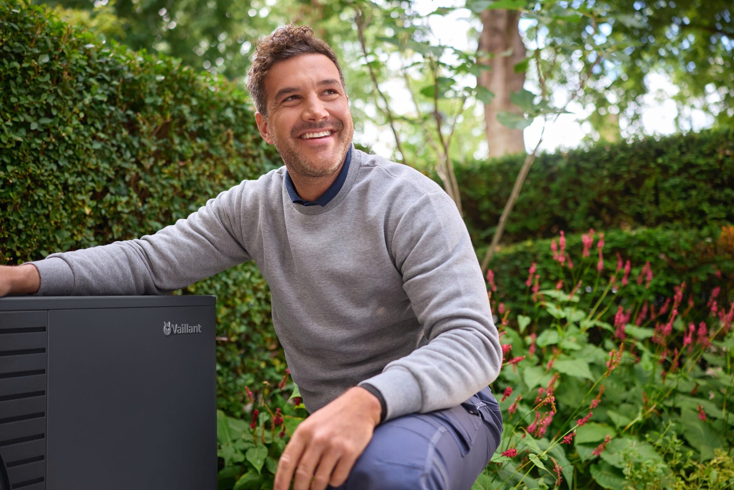 Man knielt naast een warmtepomp