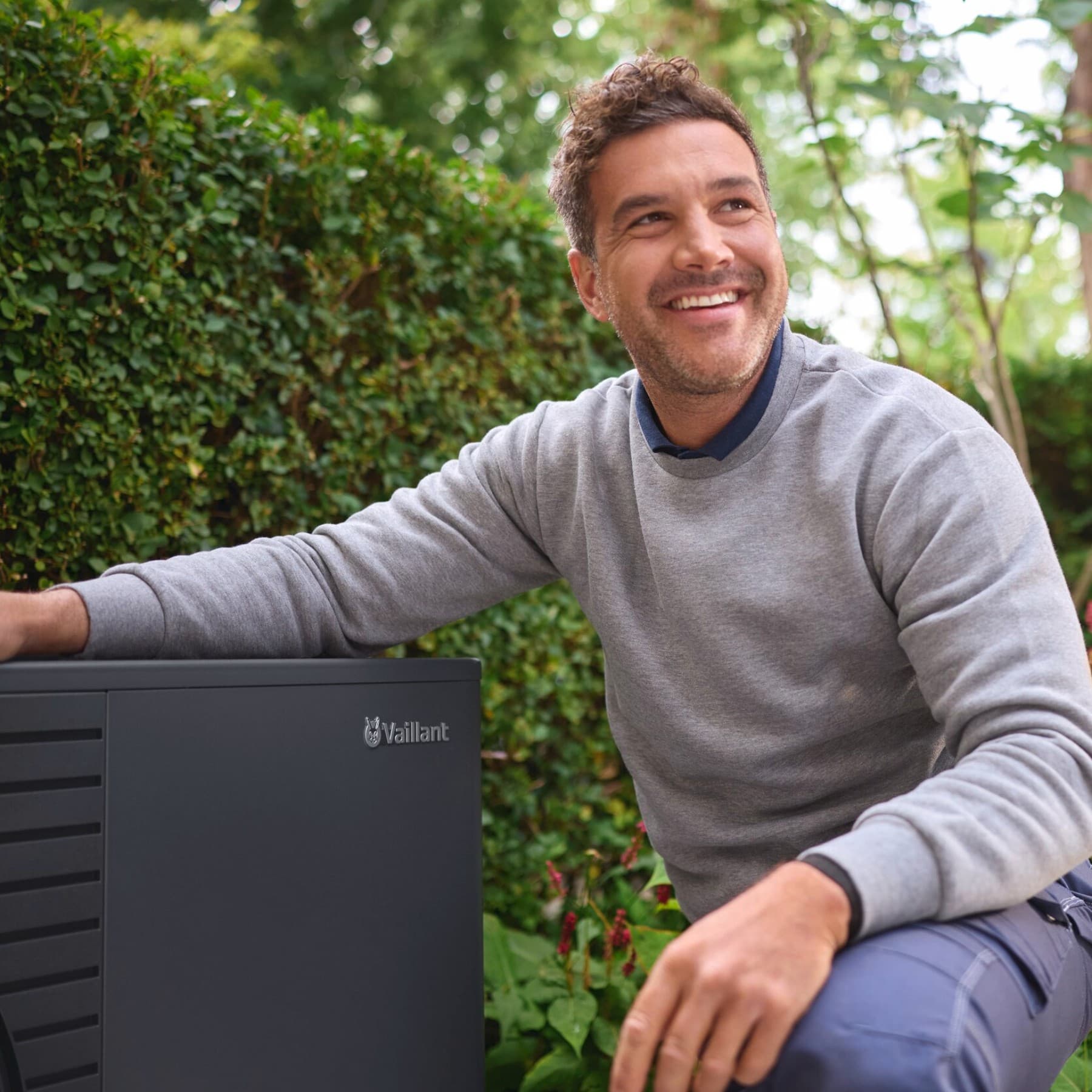 Man staat voor een warmtepomp van Vaillant