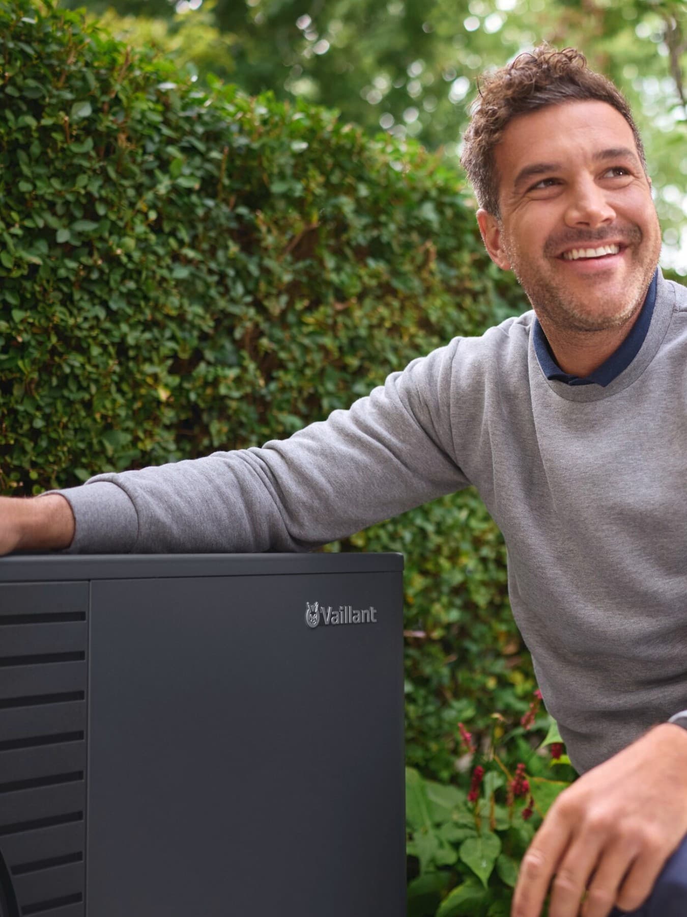 Man staat voor een warmtepomp van Vaillant