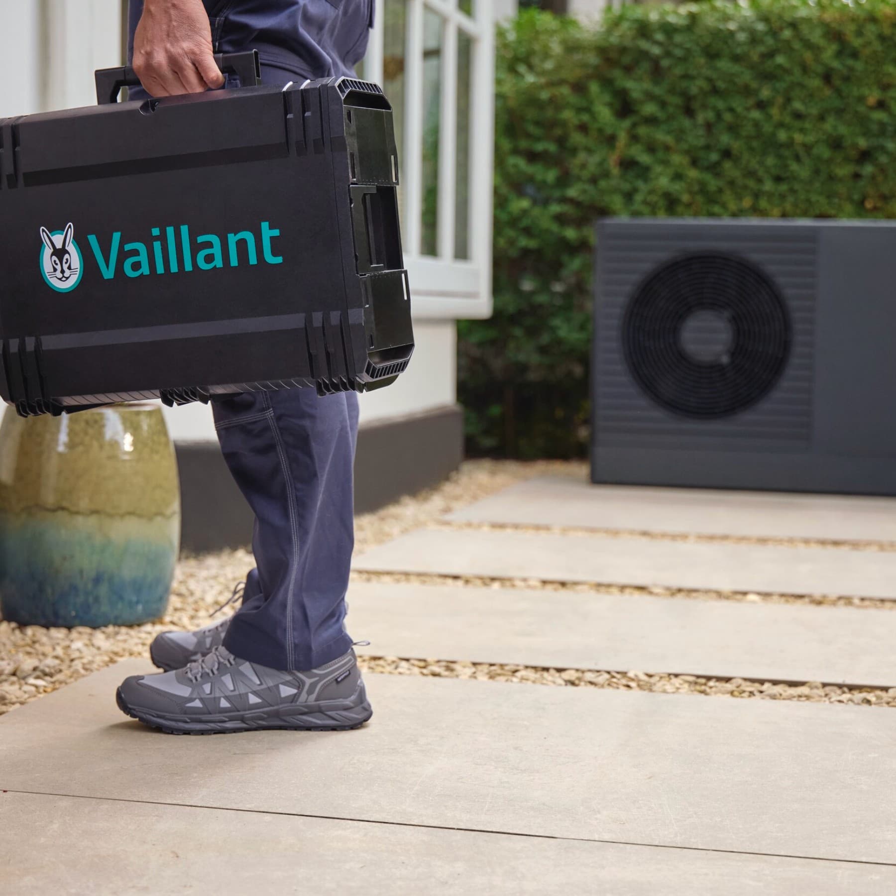 Installateur van een vaillant warmtepomp bij de aroTHERM pro