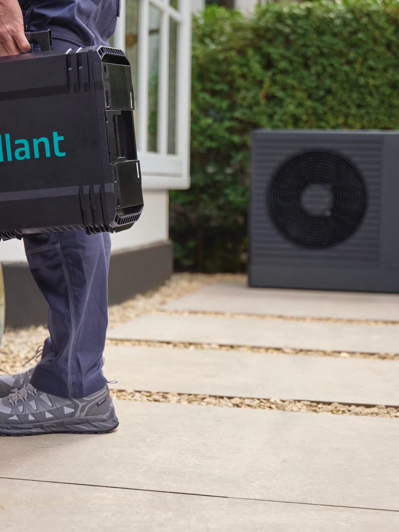 Installateur van een vaillant warmtepomp bij de aroTHERM pro