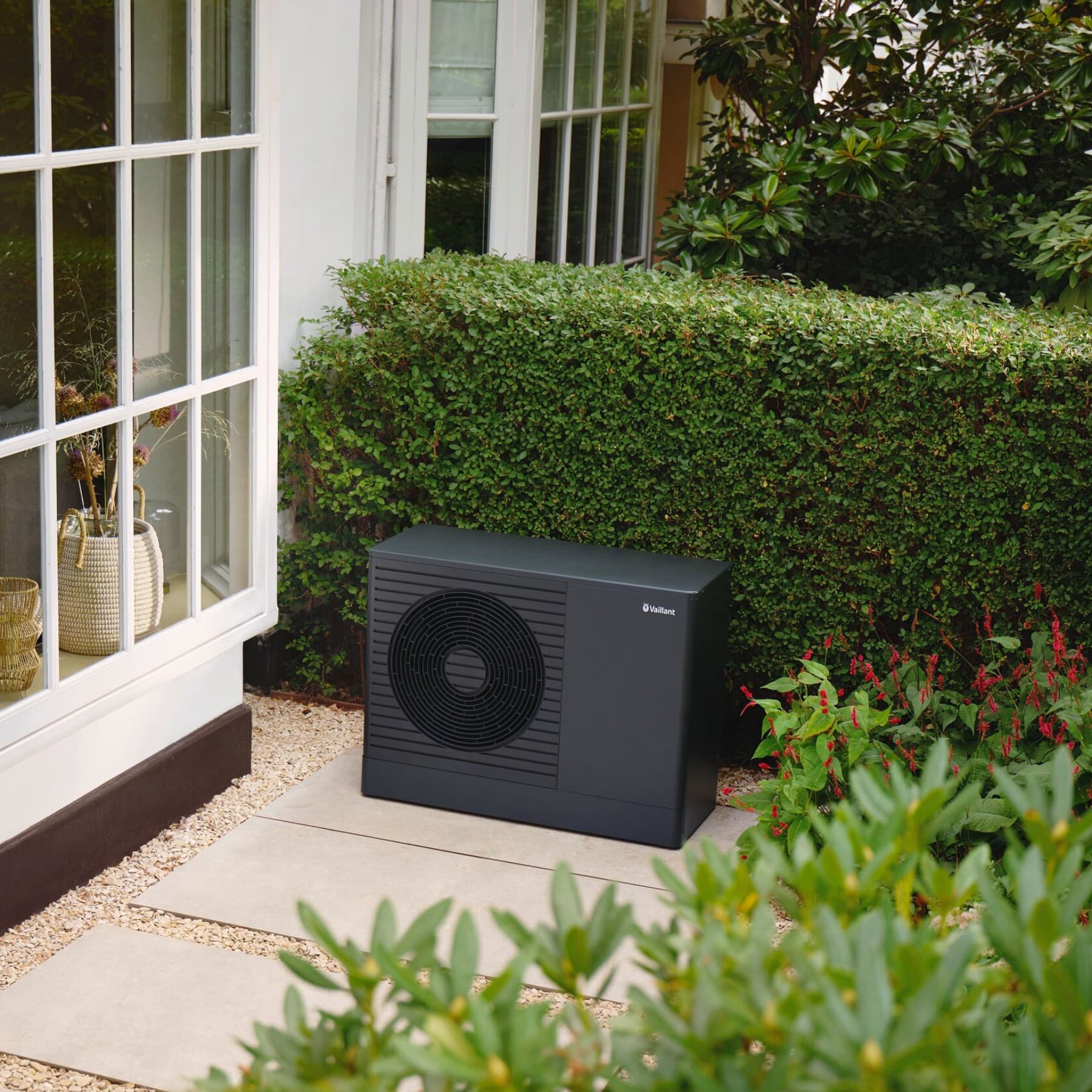 aroTHERM pro warmtepomp in een tuin