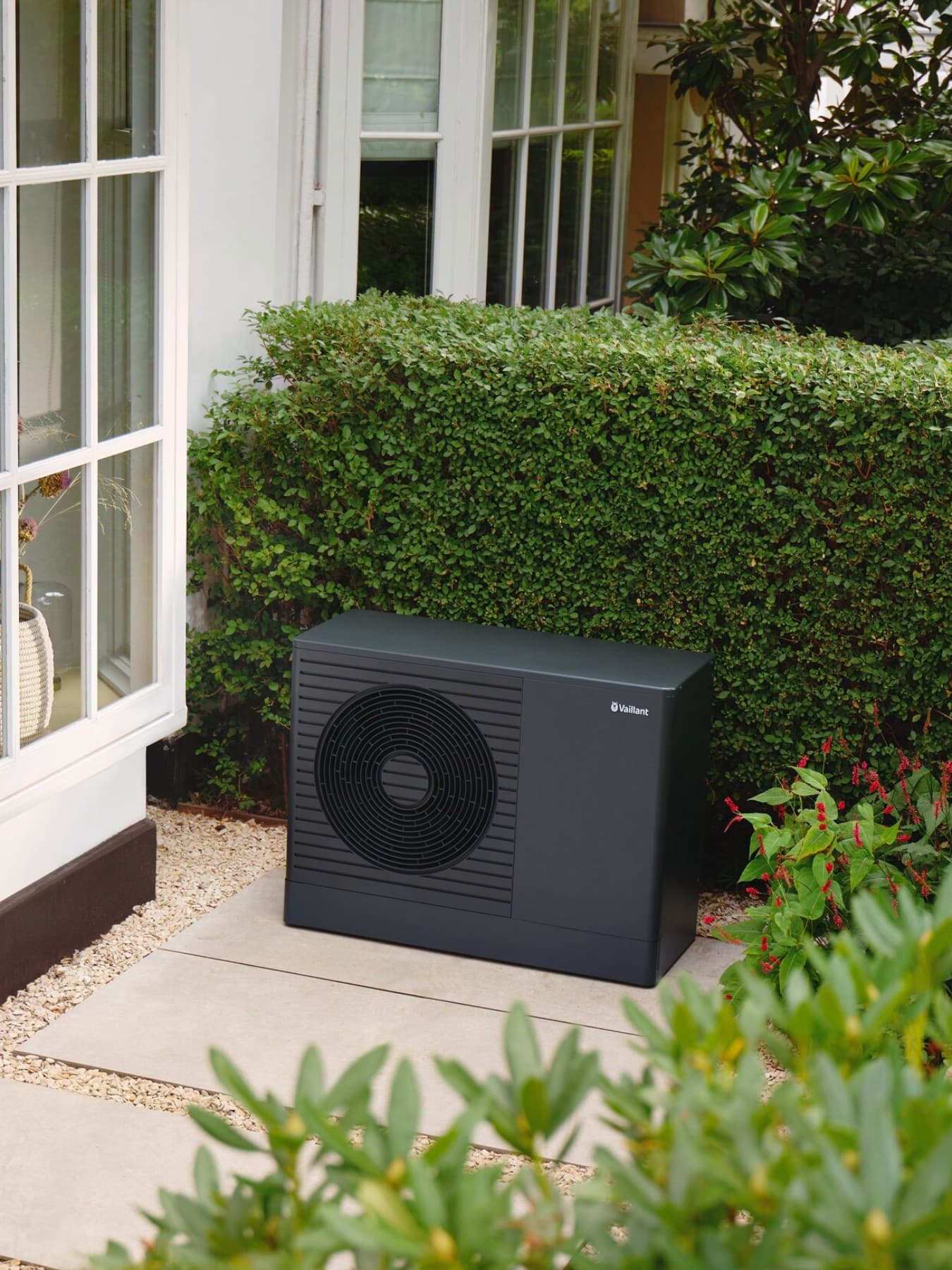 aroTHERM pro warmtepomp in een tuin