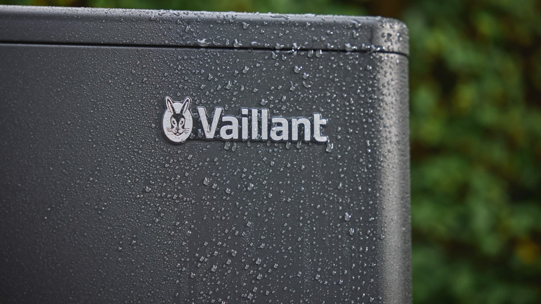 Een stel zoekt op een smartphone naar subsidies.