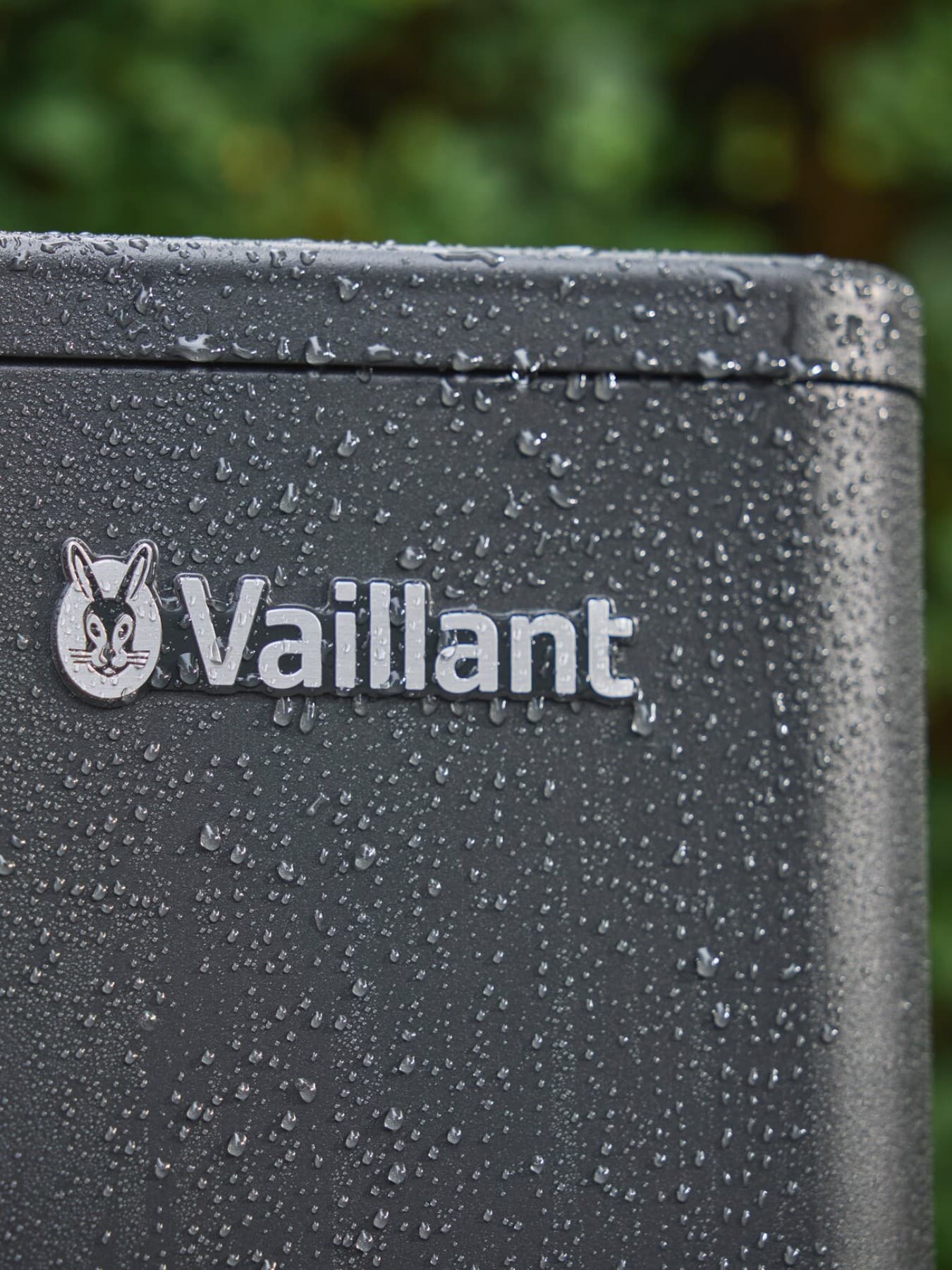 Een stel zoekt op een smartphone naar subsidies.