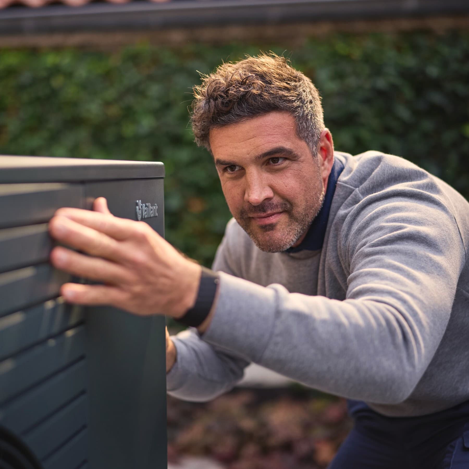 Close up van man bij een warmtepomp van Vaillant