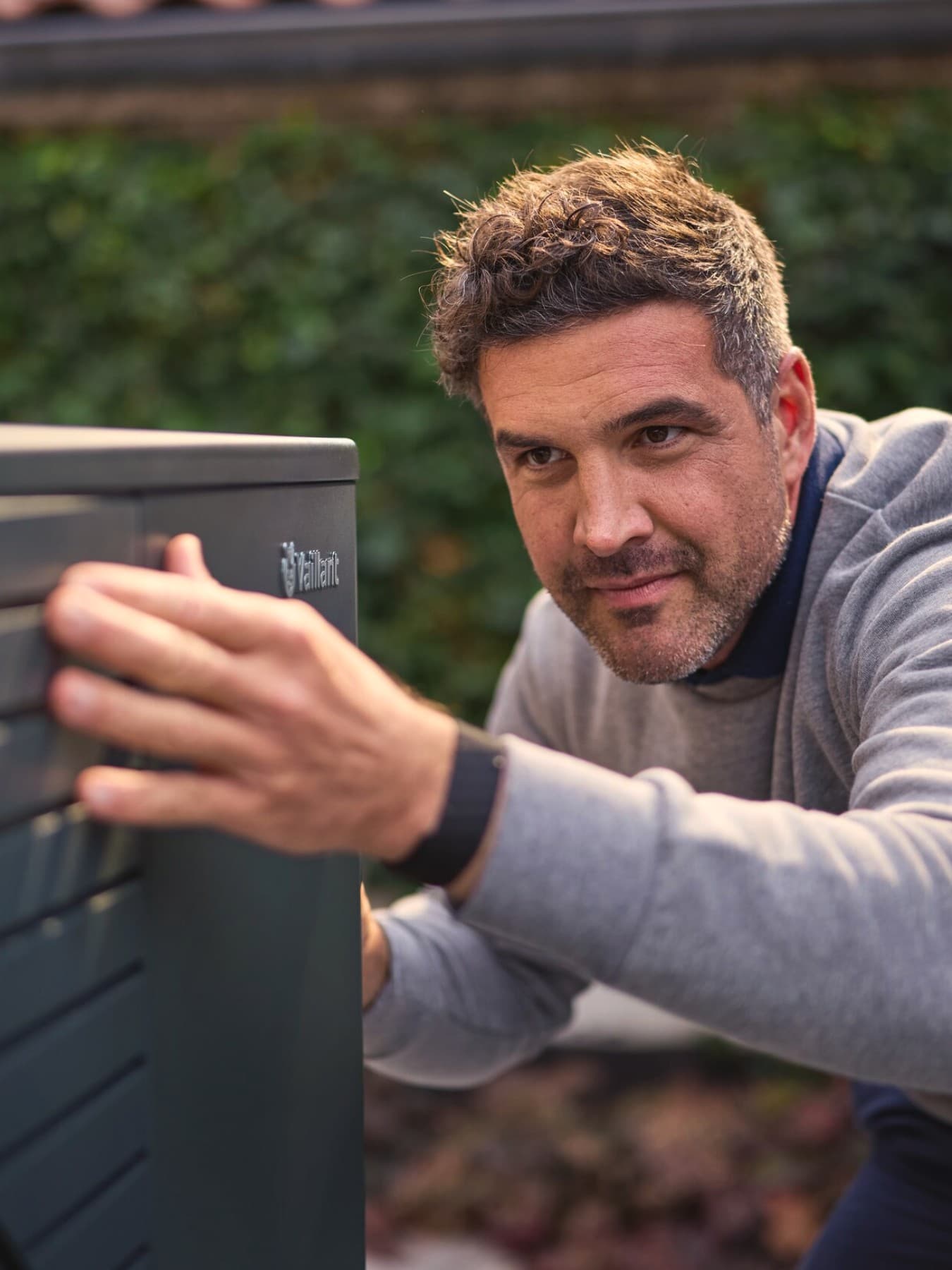 Close up van man bij een warmtepomp van Vaillant