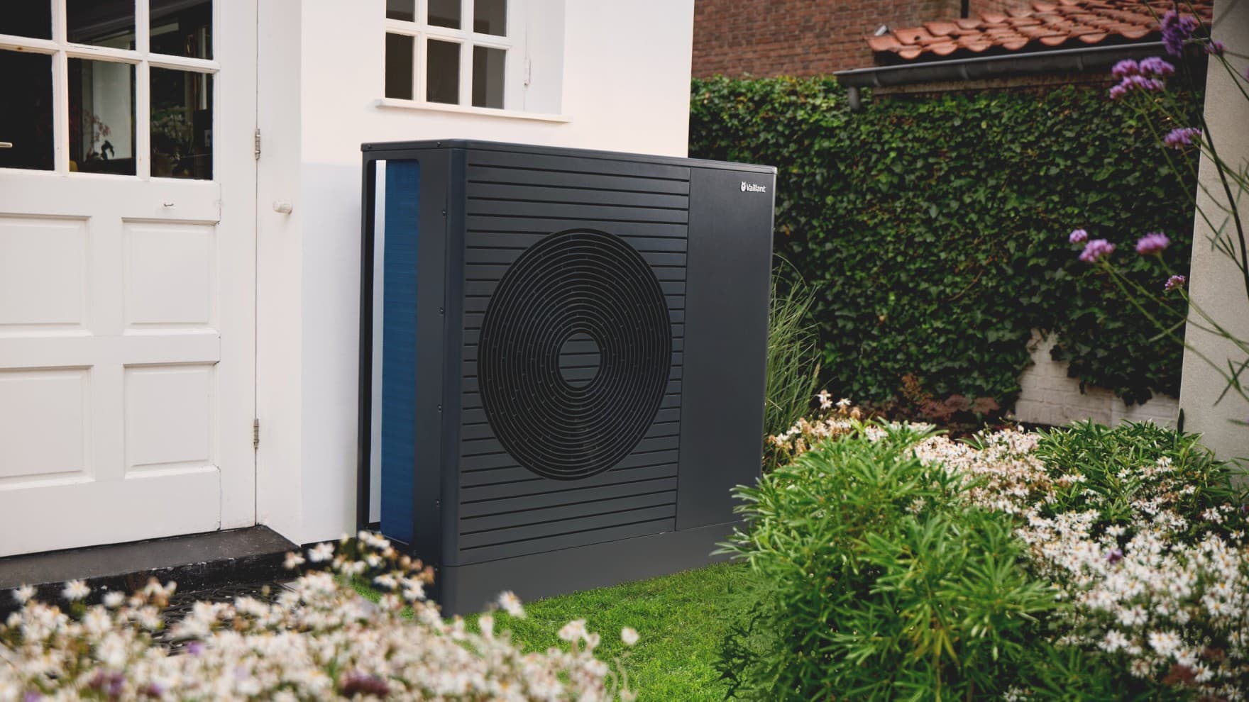 arotherm pr warmtepomp in een tuin
