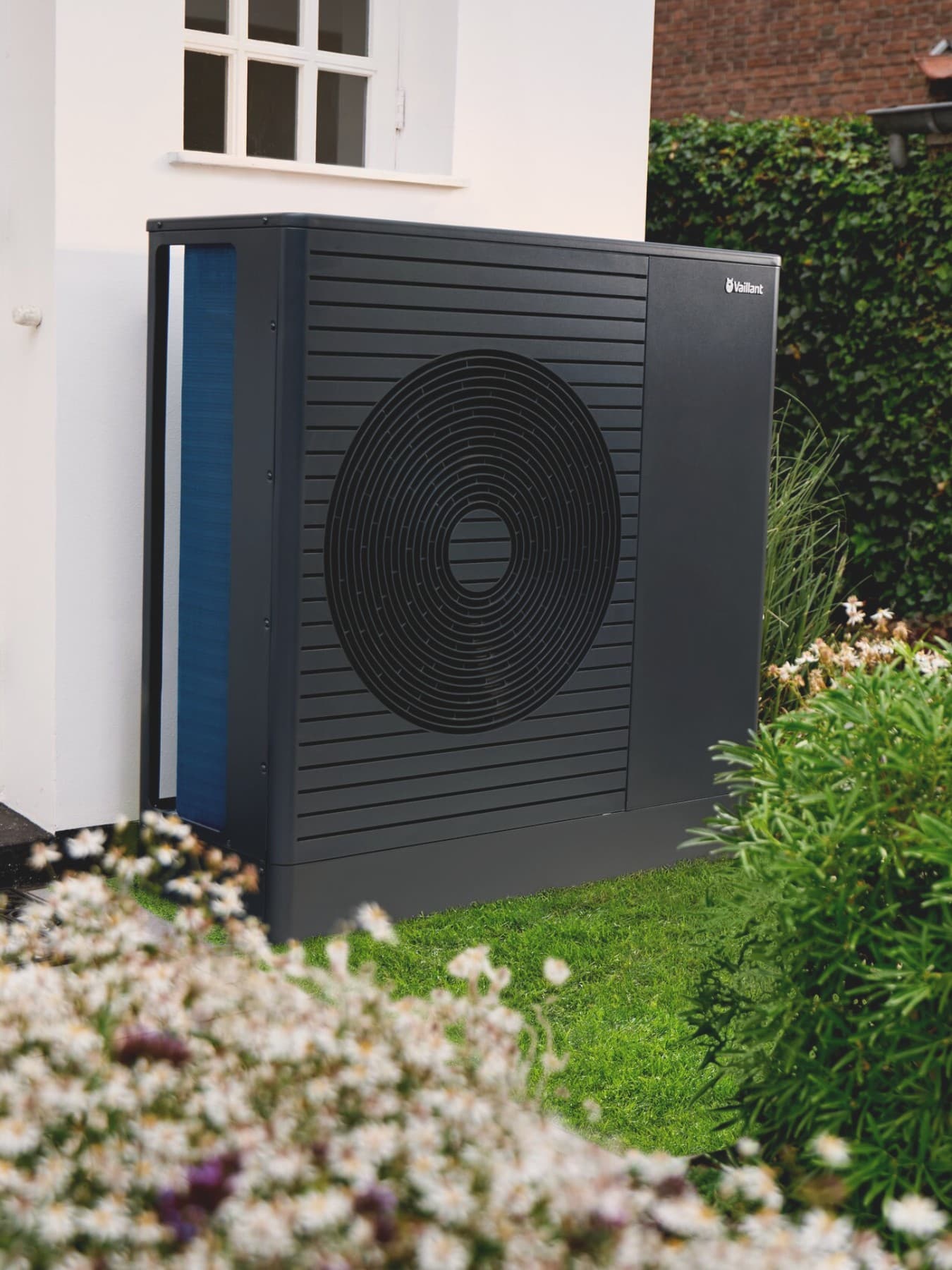 arotherm pr warmtepomp in een tuin