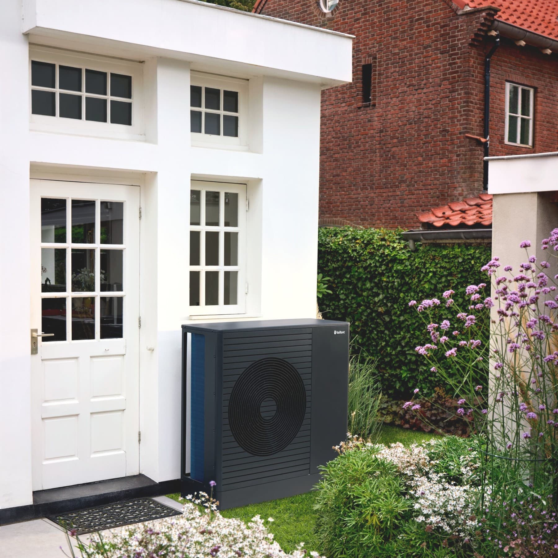 De aroTHERM pro dicht bij een deur