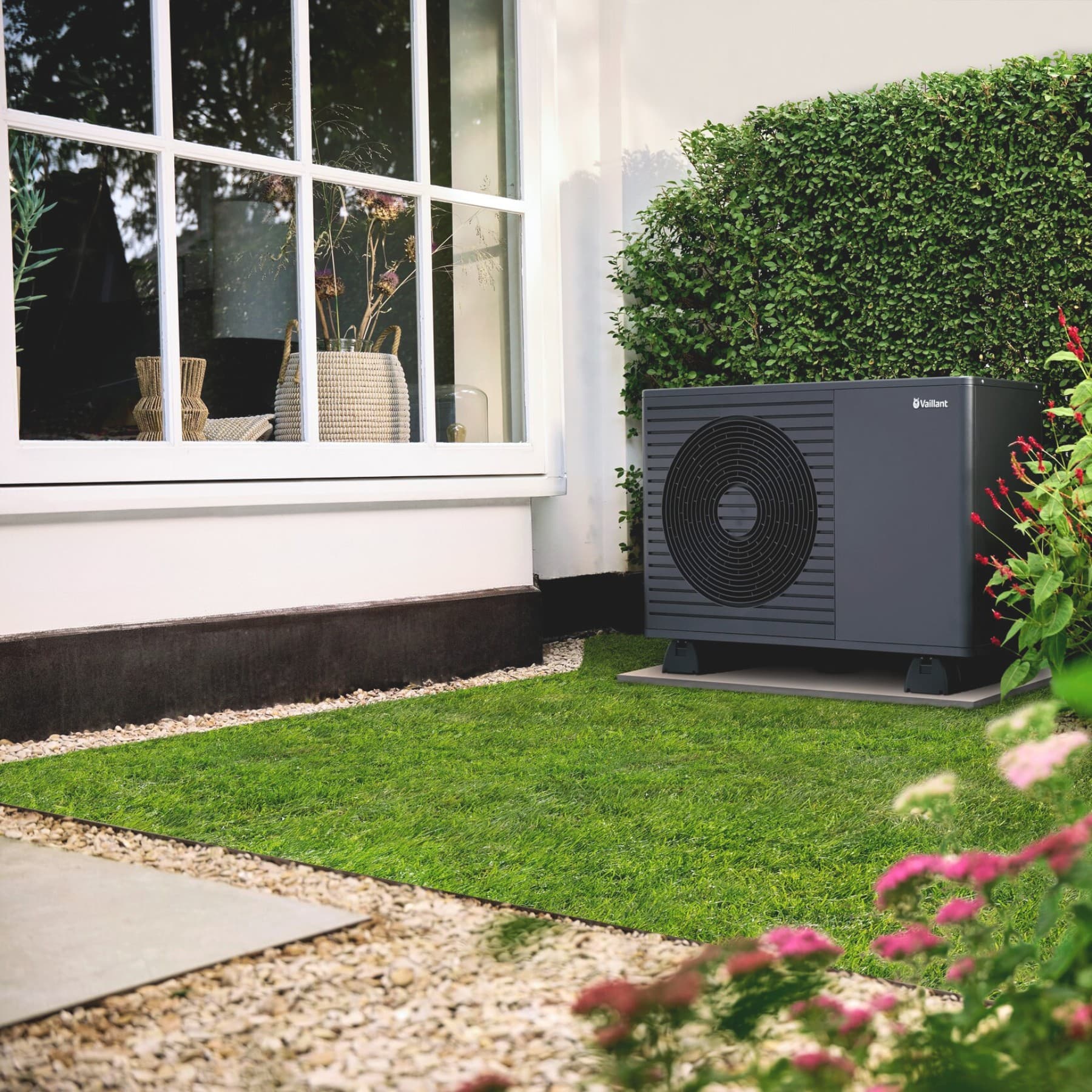 Warmtepomp van vaillant in een tuin